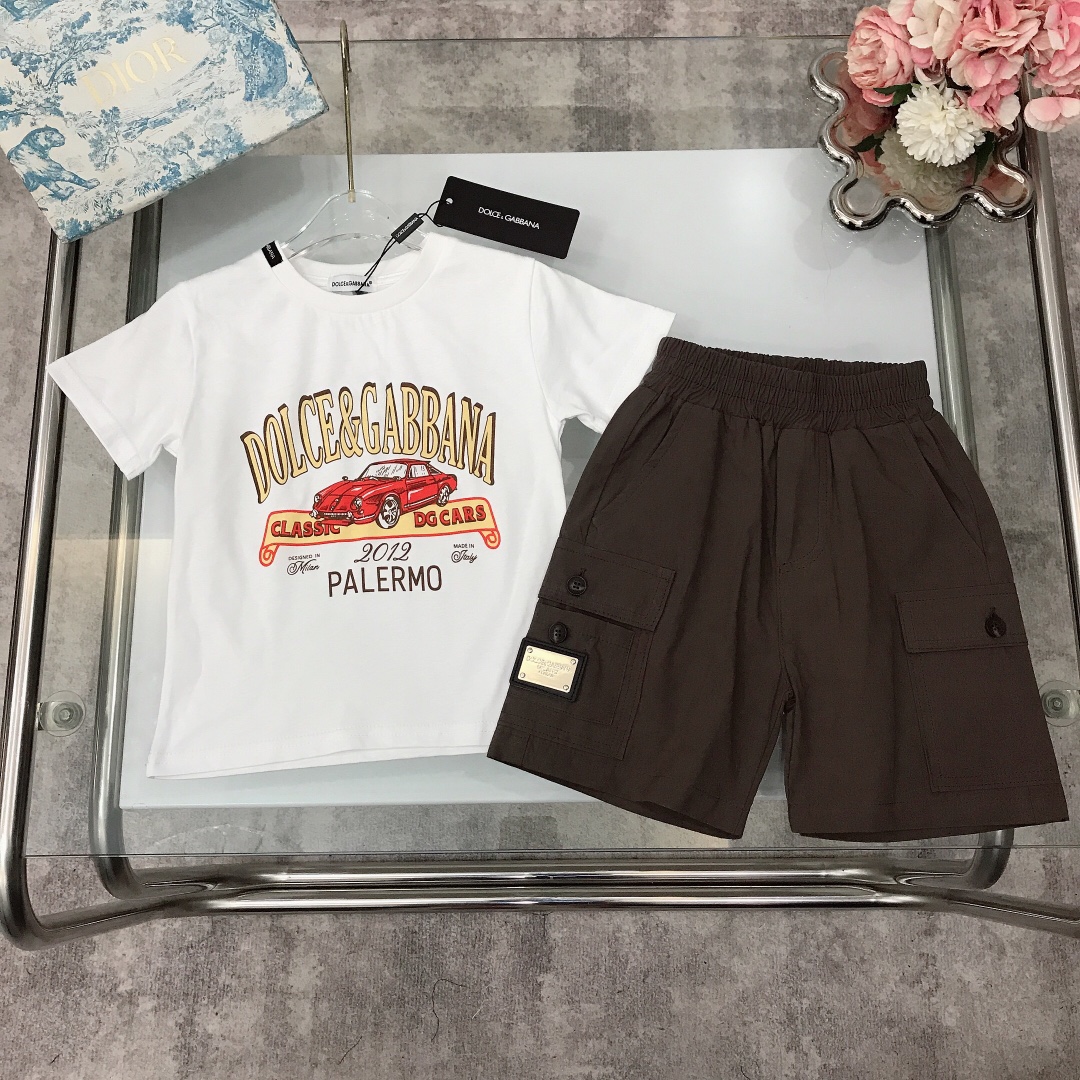 NO:211580,[Spot delivery] Dolce&Gabban* Set /SS [Short-sleeved work shorts] Car logo printing process design spliced ​​neckline black logo design Multi-pocket work shorts hardware button standard accessories Bright color impact matching Summer new style~Use imported high-end custom-made high-quality organic cotton fabric Comfortable and breathable The upper body effect is very good Color white Size 90--110-120-130-140-150 [CM] Requires counter packaging, clothes, Dolce&Gabbana, shorts, T-shirt,19860909【现货发】   Dolce&Gabban*套装 /SS【短袖工装短裤】小汽车logo印花工艺设计拼接领口黑色logo标设计 多口袋工装短裤五金扣章标配件 鲜艳的色彩撞击搭配 夏季新款～采用进口高端定制精选优质有机棉面料 舒适透气 上身效果非常好 颜色白色 尺码90--110-120-130-140-150【CM】 需要专柜包装元,衣服,Dolce&Gabbana,shorts,T-shirt,,Children's