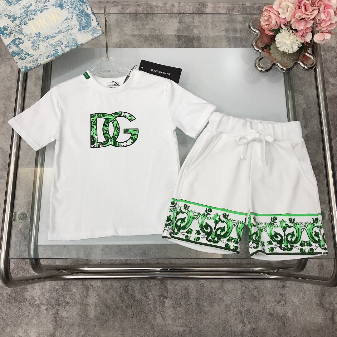 NO:211568,[Spot delivery] Dolce&Gabban* Set /SS [Short-sleeved shorts] Classic DG palace pattern logo print with shorts pants legs and green palace pattern design with comfortable and breathable upper body. High-end fashionable style, using imported high-end customized high-quality organic cotton fabric, comfortable and breathable, the upper body effect is very good Size 90--110-120-130-140-150 [CM] Requires counter packaging, clothes, Dolce&Gabbana, Dolce&Gabbana, shorts, T-shirt,19860909【现货发】   Dolce&Gabban*套装 /SS【短袖短裤】经典DG宫廷花纹logo印花搭配短裤裤脚处同系搭配绿色宫廷花纹图案设计上身舒适透气又高级 高级时髦款,采用进口高端定制精选优质有机棉面料 舒适透气 上身效果非常好 尺码90--110-120-130-140-150【CM】 需要专柜包装元,衣服,Dolce&Gabbana,Dolce&Gabbana,shorts,T-shirt,,Children's