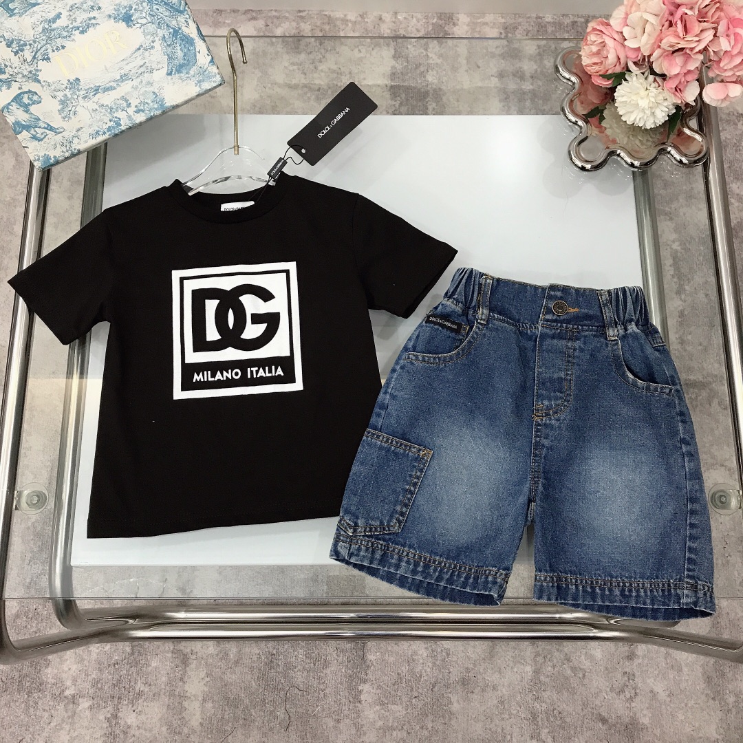 NO:211562,[Spot delivery] Dolce&Gabban* Set /SS [Short-sleeved soft denim shorts] Classic DG letter logo print with denim shorts back pocket hardware button standard accessories. The upper body is comfortable and breathable and high-end high-end style, using imported high-end customized high-quality organic cotton fabric, comfortable and breathable, the upper body is very good Size 90--110-120-130-140-150 [CM] Requires counter packaging, clothes, Dolce&Gabbana, Dolce&Gabbana, shorts, T-shirt,19860909【现货发】   Dolce&Gabban*套装 /SS【短袖柔软牛仔短裤】经典DG字母logo印花搭配牛仔短裤后口袋五金扣章标配件 上身舒适透气又高级 高级时髦款,采用进口高端定制精选优质有机棉面料 舒适透气 上身效果非常好 尺码90--110-120-130-140-150【CM】 需要专柜包装元,衣服,Dolce&Gabbana,Dolce&Gabbana,shorts,T-shirt,,Children's