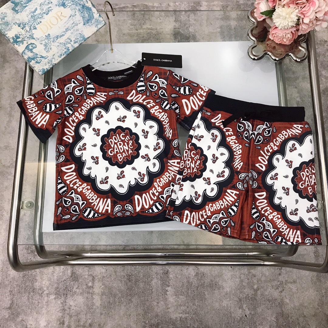 NO:211574,[Spot delivery] Dolce&Gabban* Palace style~Set/SS [Short-sleeved thin sweater wool shorts] Three-dimensional 3D effect logo printing process design spliced ​​cuff black strip design Bright color impact matching ~ 240G grams heavy combed cotton fabric skin-friendly and refreshing, wide neckline design, comfortable and breathable upper body, wide threaded neckline design, high-end fashionable style, imported high-end custom-made high-quality organic cotton fabric, comfortable and breathable, very good upper body effect Size-110-120-130-140-150 [CM] Requires counter packaging, clothes, Dolce&Gabbana, hoodie, sweatshirts, shorts, T-shirt,19860909【现货发】   Dolce&Gabban*宫廷风～套装 /SS【短袖薄款卫衣毛圈短裤】立体3D效果logo印花工艺设计拼接袖口黑色条设计 鲜艳的色彩撞击搭配～240G克重精梳棉面料亲肤透爽 领口加宽设计上身舒适透气又高级 宽大螺纹领口设计 高级时髦款,采用进口高端定制精选优质有机棉面料 舒适透气 上身效果非常好 尺码-110-120-130-140-150【CM】 需要专柜包装元,衣服,Dolce&Gabbana,hoodie,sweatshirts,shorts,T-shirt,,Children's