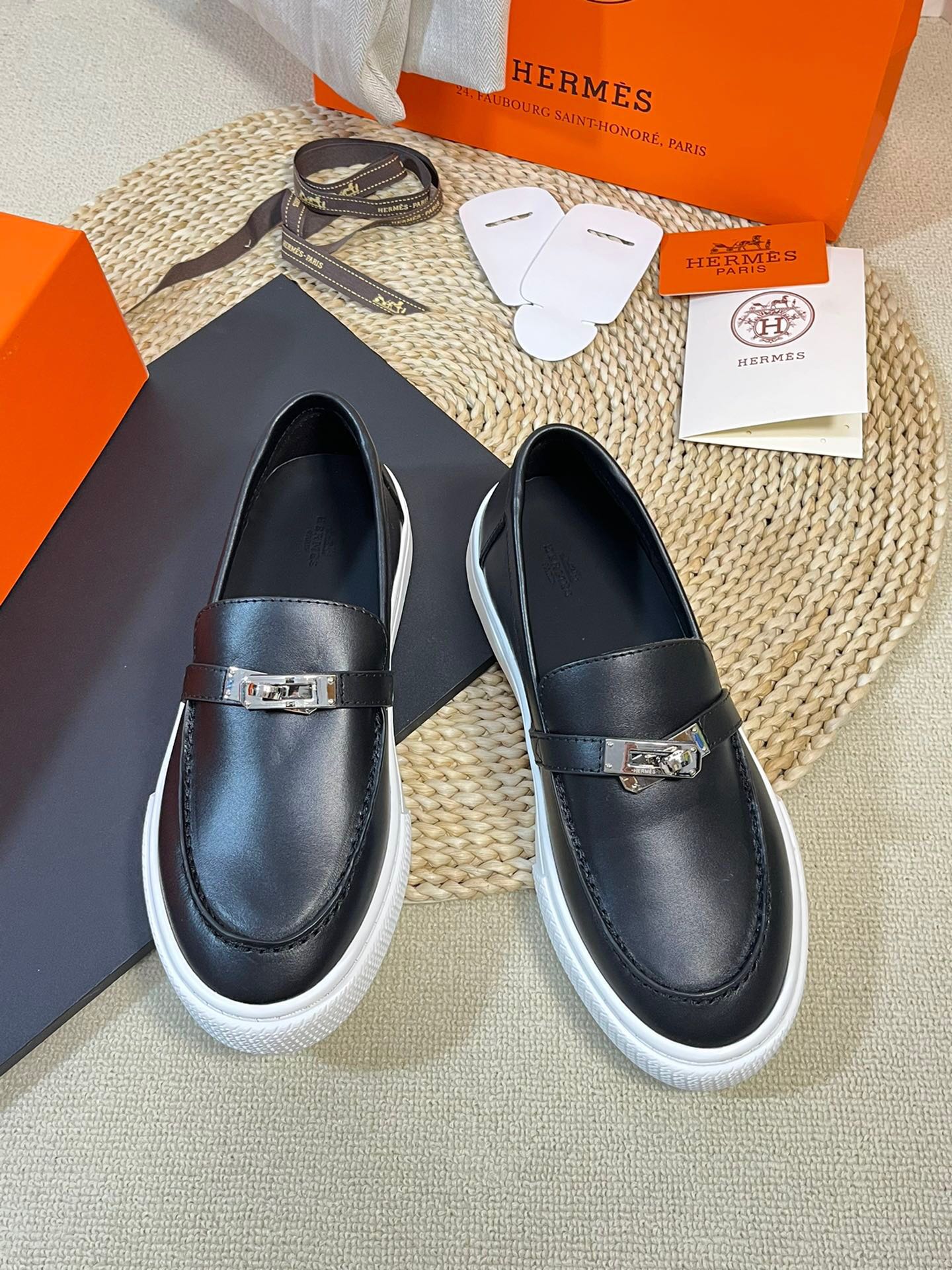 NO:265078,, Men's H-H-Home Kelly Shoes Buckle Casual Love Shoes Online!  The highest version in the market!  Purchase level quality!  Aristocratic temperament!  The H family rarely produces flat casual shoes and is a style that is matched with classic palladium-plated Kelly shoe buckles!  Create a fashionable urban style, which reflects Hermes' noble and elegant style!  It seems simple but full of details, which are ordinary sneakers. With the Kelly buckle, it instantly beautiful!  Simple and versatile, comfortable feet, selected material and imported cowhide/cloth surface, inner lining   foot pad imported sheepskin, original mold opening custom sole, sizes for women 35-40, men 4044, loafers, hermes, loafers, sneakers, cowhide, sheepskin19860909,男款  H家 Kelly鞋扣休闲乐福一脚蹬鞋上线！ 市场最高版本！代购级别品质！贵族气质！ H家族很少出平底休闲鞋而且是搭配经典镀钯Kelly鞋扣的款式！打造时尚都市造型,非常体现爱马仕高贵典雅风格！看似简单却细节满满本是平平凡凡的运动鞋 加上Kelly扣瞬间巨美！ 简洁超级百搭 脚感很舒服 选材面料进口牛皮/布面 内里 垫脚进口羊皮 原版开模定制大底 尺码女35-40、男4044,乐福鞋,hermes,loafers,sneakers,cowhide,sheepskin,Women's Shoes