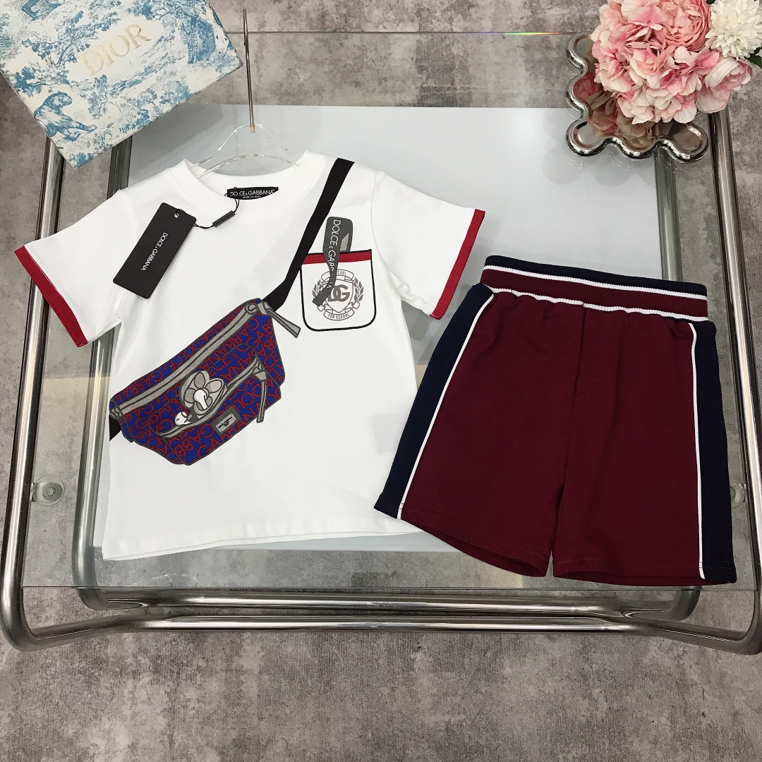 NO:211518,[Spot delivery] Dolce&Gabban* Set /SS [crossbody bag T-shirt thin sweatshirt wool shorts] Three-dimensional 3D effect logo printing process design spliced ​​cuffs maroon design bright color impact matching color block shorts back pocket hardware buckle accessories Summer new style ~ 240G g heavy combed cotton fabric skin-friendly and refreshing neckline wide design upper body comfortable and breathable and high-end wide threaded neckline design high-end fashionable style, using imported high-end custom-made high-quality organic cotton fabric comfortable and breathable The upper body effect is very good Color white Size-110-120-130-140-150 [CM] Requires counter packaging, clothes, Dolce&Gabbana, satchels, crossbody bags, hoodie, sweatshirts, shorts, tees, t-shirt,19860909【现货发】   Dolce&Gabban*套装 /SS【斜挎包T恤薄款卫衣毛圈短裤】立体3D效果logo印花工艺设计拼接袖口枣红色设计 鲜艳的色彩撞击搭配 拼色系短裤后口袋五金扣配饰 夏季新款～240G克重精梳棉面料亲肤透爽 领口加宽设计上身舒适透气又高级 宽大螺纹领口设计 高级时髦款,采用进口高端定制精选优质有机棉面料 舒适透气 上身效果非常好 颜色白色 尺码-110-120-130-140-150【CM】 需要专柜包装元,衣服,Dolce&Gabbana,satchels,crossbody bags,hoodie,sweatshirts,shorts,tees，t-shirt,,Children's