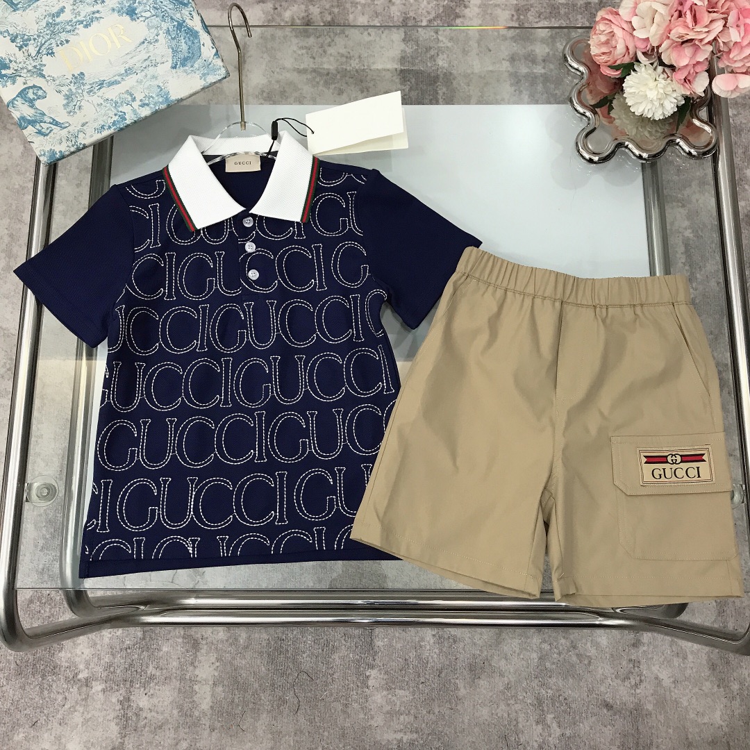 NO:211550,[Spot delivery] GUCC*~ Limited series [Small lapel Polo shirt ultra-thin soft shorts] soft and delicate exquisite style High-density solid color small lapel design with comprehensive bright thread exquisite embroidery logo Ultra-thin ice silk shorts with double GG logo showing elegance and handsomeness, soft and comfortable, skin-friendly and not tied, excellent upper body effect size--120-130-140-150 [CM] Counter packaging 70, clothes, gucci, shorts,19860909【现货发】   GUCC*～限定系列【小翻领Polo衫超薄柔软短裤】柔软细腻 精致款 高密度纯色系小翻领设计搭配全面明线精致刺绣logo 超薄冰丝感短裤搭配双GG章标logo 尽显优雅跟帅气 柔顺舒适 亲肤不扎 上身效果极好  size尺码--120-130-140-150【CM】 专柜包装70,衣服,gucci,shorts,,Children's