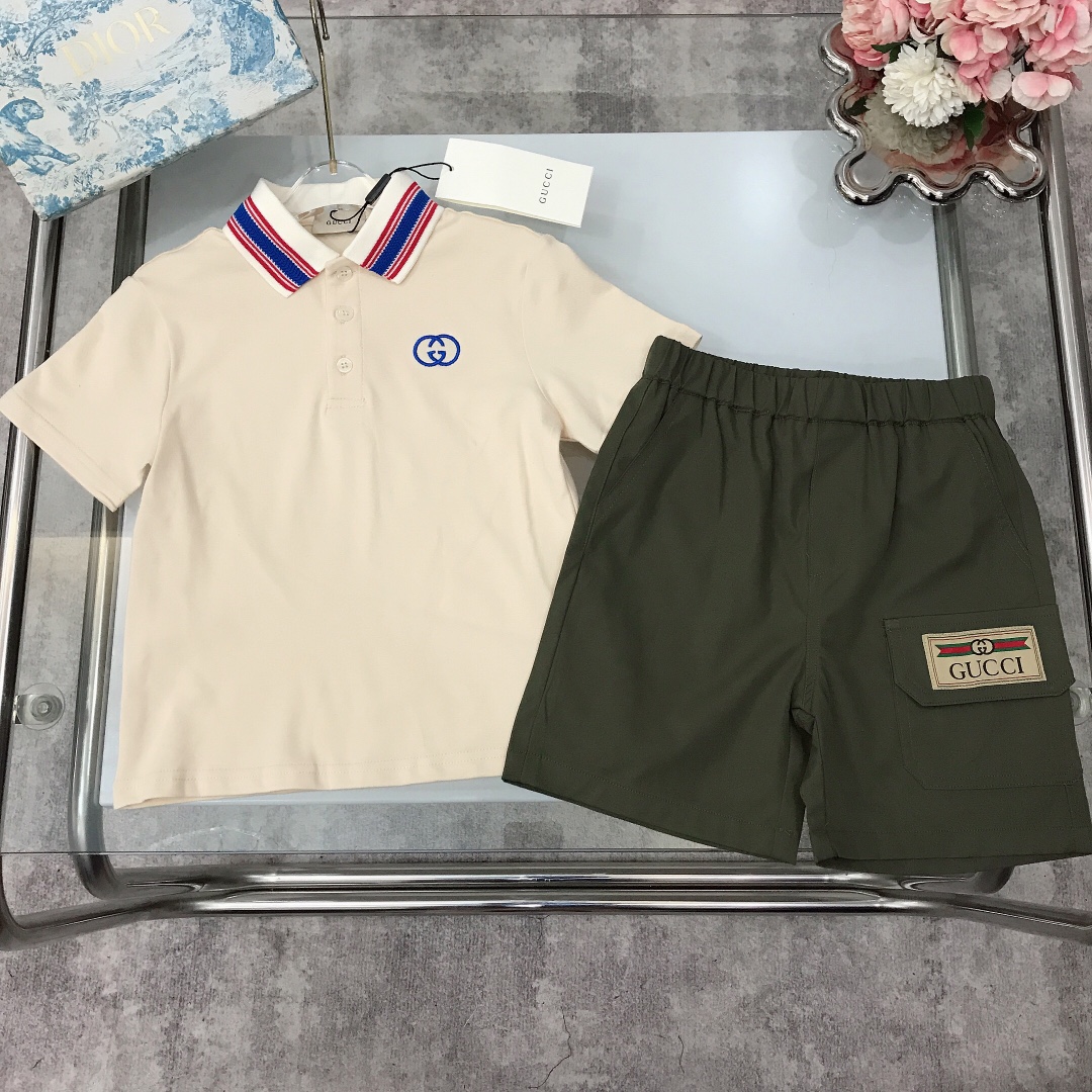NO:211544,[Spot delivery] GUCC*~ Limited series [Small lapel Polo shirt ultra-thin soft shorts] soft and delicate exquisite style. Color-blocked small lapel design with exquisite embroidery logo on the chest. Ultra-thin ice silk shorts with double GG logo show elegance and handsomeness. Soft and comfortable, skin-friendly and not tied. Excellent upper body effect. Size size--120-130-140-150 [CM] Counter packaging 70, clothes, gucci, shorts,19860909【现货发】   GUCC*～限定系列【小翻领Polo衫超薄柔软短裤】柔软细腻 精致款 拼色小翻领设计搭配胸前精致刺绣logo 超薄冰丝感短裤搭配双GG章标logo 尽显优雅跟帅气 柔顺舒适 亲肤不扎 上身效果极好  size尺码--120-130-140-150【CM】 专柜包装70,衣服,gucci,shorts,,Children's