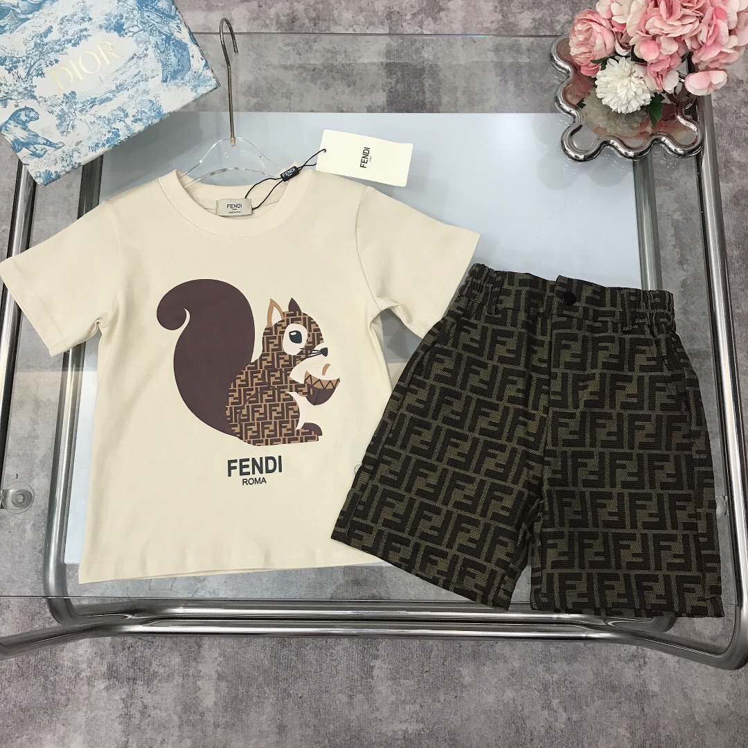 NO:211527,[Spot delivery] FEND* Brother and sister model ~ Limited series [Squirrel Pure Cotton Short Sleeve Jacquard Denim Shorts] Pure Cotton Texture Soft and Delicate Style Original 1:1 Created with 240G gram weight ~ The chest is matched with the iconic double FF print design Fully jacquard denim classic old-color shorts show elegance and handsomeness, soft and comfortable, skin-friendly and not tied, excellent upper body effect, color blue Apricot size--120-130-140-150 [CM] Counter packaging 70, clothes, fendi, shorts, T-shirt,19860909【现货发】   FEND* 兄妹款～限定系列【松鼠纯棉短袖提花牛仔短裤】纯棉质地 柔软细腻 精致款 原版1:1打造 克重240G打造～胸前搭配标志性双FF印花设计 全面提花牛仔经典老花色系短裤 尽显优雅跟帅气 柔顺舒适 亲肤不扎 上身效果极好 颜色蓝色 杏色  size尺码--120-130-140-150【CM】 专柜包装70,衣服,fendi,shorts,T-shirt,,Children's