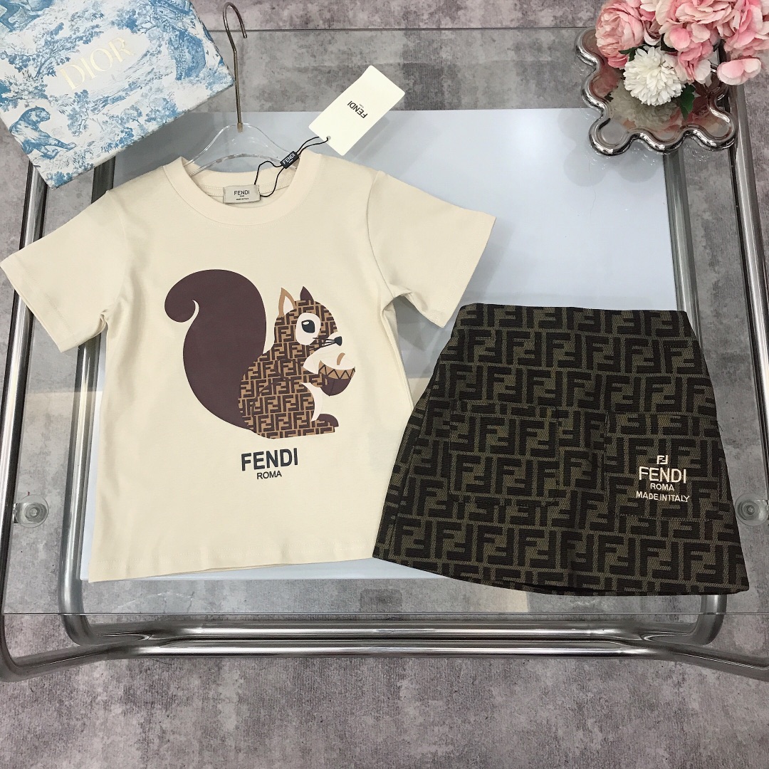 NO:211536,[Spot delivery] FEND* Brother and sister model ~ Limited series [Squirrel Pure Cotton Short-Sleeve Jacquard Denim Skirt] Pure Cotton Texture Soft and Delicate Style Original 1:1 Created with 240G gram weight ~ The chest is matched with the iconic double FF print design Fully jacquard denim classic old-color short skirt showing elegance and cuteness Soft and comfortable Skin-friendly and not tied The upper body effect is excellent Color blue Apricot size--120-130-140-150 [CM] Counter packaging 70, Clothes, fendi, skirts, T-shirt,19860909【现货发】   FEND* 兄妹款～限定系列【松鼠纯棉短袖提花牛仔半裙】纯棉质地 柔软细腻 精致款 原版1:1打造 克重240G打造～胸前搭配标志性双FF印花设计 全面提花牛仔经典老花色系短裙 尽显优雅跟可爱 柔顺舒适 亲肤不扎 上身效果极好 颜色蓝色 杏色  size尺码--120-130-140-150【CM】 专柜包装70,衣服,fendi,skirts,T-shirt,,Children's