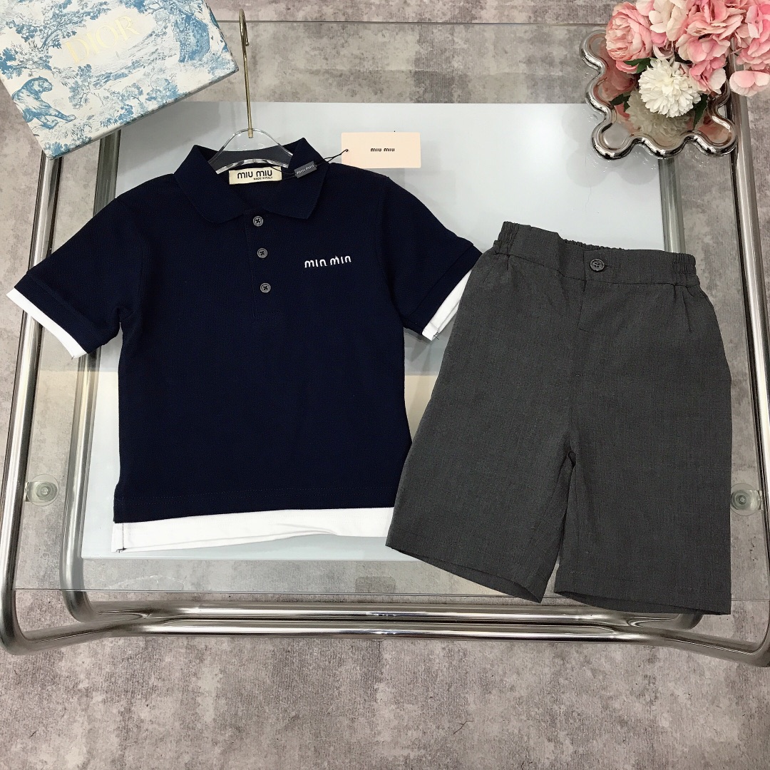NO:211557,[Spot delivery] MIUMIU suit [Fake two-piece lapel Polo shirt short-sleeved suit shorts] Fully solid color spliced ​​fake two-piece short-sleeved paired with soft and delicate shorts back pocket classic embroidery logo full of high-end feeling, exquisite embroidery logo on the chest, cotton linen fabric is made ~ super soft and delicate pearl floor mesh cotton, full of elasticity, imported high-end custom customized with elastic pearl floor cotton fabric sedition, high-fashioned style, very good upper body effect, color gray, navy blue Size--120-130-140-150 [CM] Requires counter packaging, clothes, miumiu, shorts, T-shirt, business suit,19860909【现货发】  MIUMIU 套装【假两件翻领Polo衫短袖西装短裤】全面纯色系拼接假两件短袖搭配西装柔软细腻短裤后口袋经典刺绣logo 高级感十足 胸前精致刺绣logo 棉麻面料打造～超柔软细腻珠地网眼棉质 弹性十足 采用进口高端定制定制附有弹性珠地棉面料裁制 高级时髦款 上身效果非常好 颜色灰色 藏蓝色 尺码--120-130-140-150【CM】 需要专柜包装元,衣服,miumiu,shorts,T-shirt,business suit,,Children's