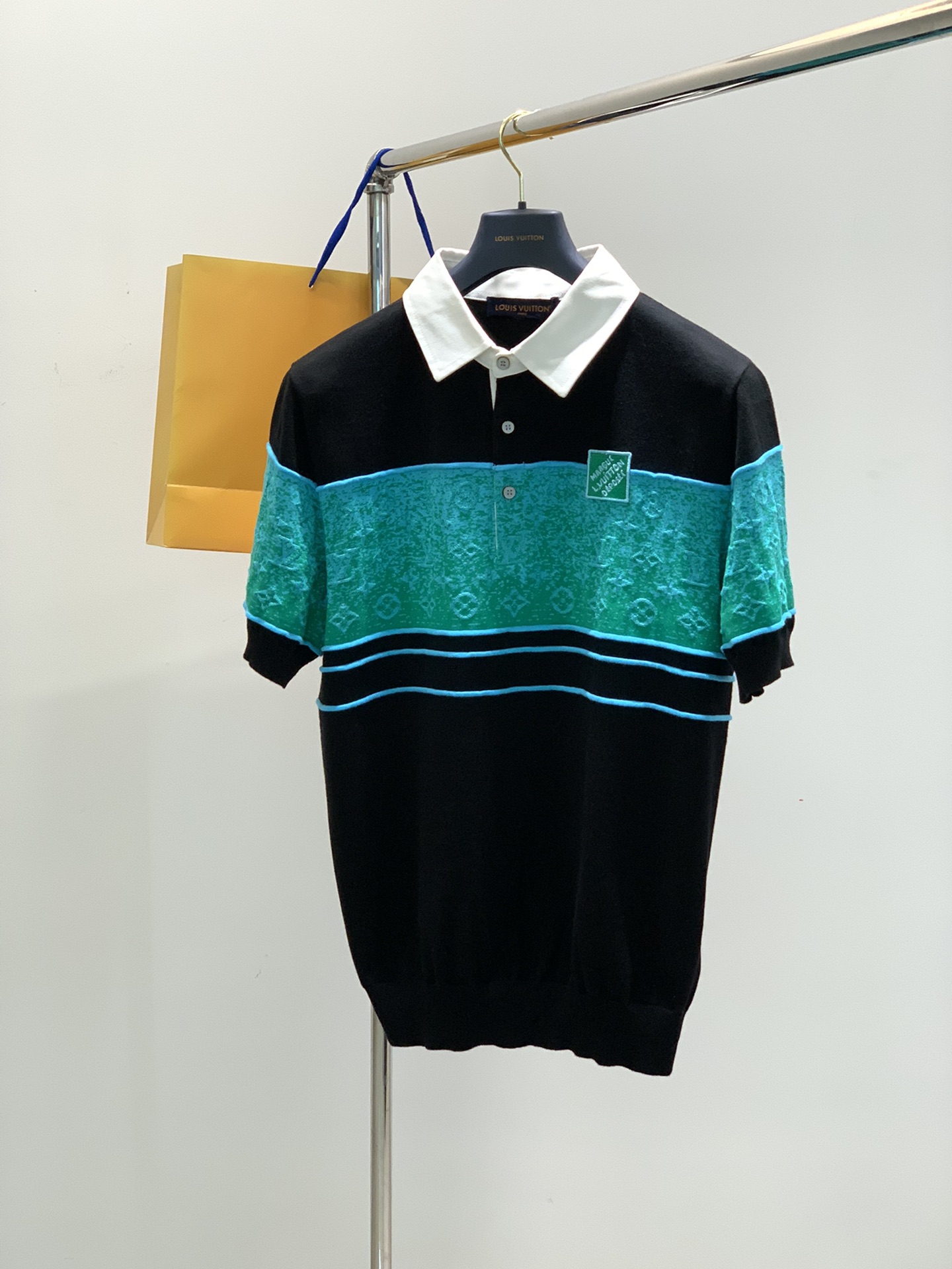 NO:136876,,LouisVuitton, the latest summer model, available at the counter at the same time, original single product, fashionable and casual lapel knitted collar short-sleeved T-shirt, very distinctive on the upper body!  Eye-catching and highlighted, imported original fabric, top-grade embroidery craft letter pattern decorative logo, simple but not lacking in fashion, classic and atmospheric, comfortable and breathable, handsome and stylish on the upper body, S-XL,, louis vuitton, louis vuitton, T-shirt,tees, t-shirt,alexander wang19860909,LouisVuitton 路易威登,夏季最新款,专柜同步有售,原单狠货,时尚休闲翻领针织领短袖T恤,上身很有特点！吸睛而有亮点,进口原版面料,顶级刺绣工艺字母图案装饰Logo,简单而不失时尚,经典大气,舒适透气,上身帅气有型,码数S-XL,,louis vuitton,louis vuitton,T-shirt,tees，t-shirt,alexander wang,Men's clothing