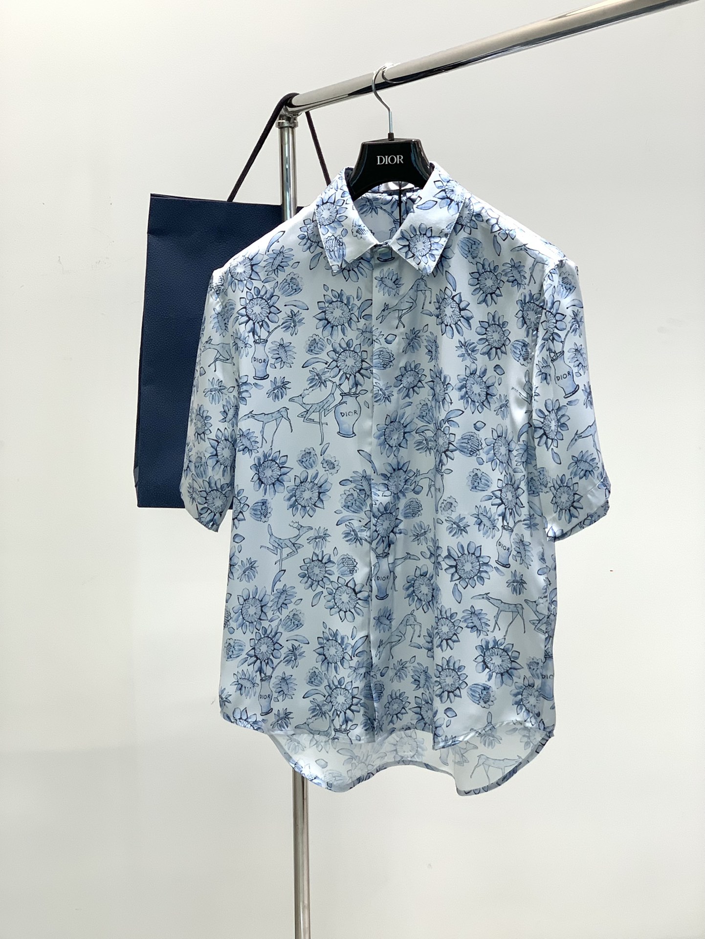 NO:136888,,Dior Dior, new summer products, available at the same time for counters, simple and fashionable casual short-sleeved shirts, original imported fabrics, comfortable and breathable, top-grade printed craft letter pattern logo, extremely high-end, unique design, fashionable and handsome on the upper body!  S-XL, dior, dior,shirts, T-shirt, alexander wang19860909,Dior 迪奥, 夏季新品,专柜同步有售,简约时尚休闲短袖衬衫,原版进口面料,舒适透气,顶级印花工艺字母图案logo,档次极高,独特设计,上身时尚帅气！码数S-XL,,dior,dior,shirts,T-shirt,alexander wang,Men's clothing