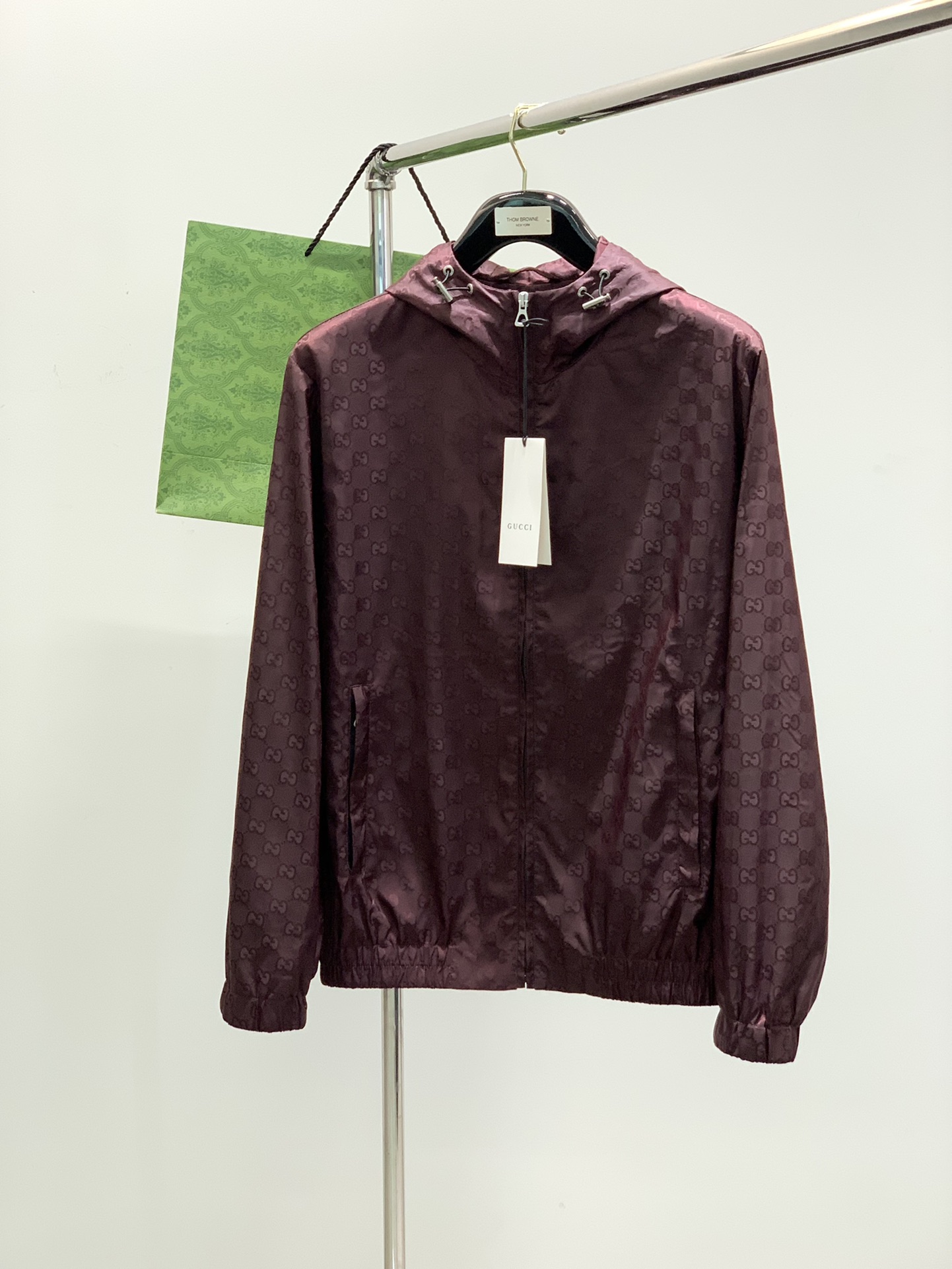 NO:136855,,Gucci, the latest spring model, available at the counter at the same time, original single product, fashionable casual hooded jacket, very distinctive on the upper body!  Eye-catching and highlighted, imported original fabric, top-level jacquard craft letter pattern decoration logo, original hardware and auxiliary decoration, simple but not lacking in fashion, classic and atmospheric, comfortable and breathable, handsome and stylish on the upper body, 2 colors recommended, code number M-3XL, gucci, gucci, jackets & coats, hats, alexander wang19860909,Gucci 古驰,春季最新款,专柜同步有售,原单狠货,时尚休闲连帽外套,上身很有特点！吸睛而有亮点,进口原版面料,顶级提花工艺字母图案装饰Logo,原版五金辅料装饰,简单而不失时尚,经典大气,舒适透气,上身帅气有型,2色推荐,码数M-3XL,,gucci,gucci,jackets & coats,hats,alexander wang,Men's clothing