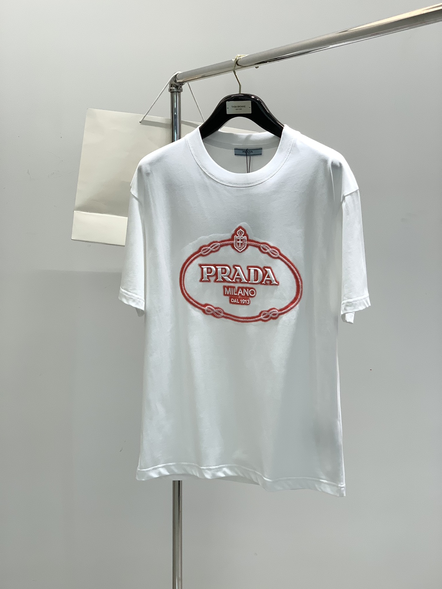 NO:150704,,PRADA Prada, the latest summer products in 2025, available at the counter at the same time, fashionable and casual round neck short-sleeved T-shirt, imported original fabric, extremely complex workmanship, the only channel that can be used as a purchasing agent level, top-level embroidery craft letter pattern logo, extremely high grade, comfortable and versatile, handsome and stylish upper body, 2 colors recommended, code number M-3XL,,prada,prada,T-shirt,tees,t-shirt,alexander wang19860909,PRADA 普拉达,2025夏季最新品,专柜同步有售,时尚休闲圆领短袖T恤,进口原版面料,做工极为复杂,唯一可以做代购级别的渠道狠货,顶级刺绣工艺字母图案logo,档次极高,舒适百搭,上身帅气有型,2色推荐,码数M-3XL,,prada,prada,T-shirt,tees，t-shirt,alexander wang,Men's clothing