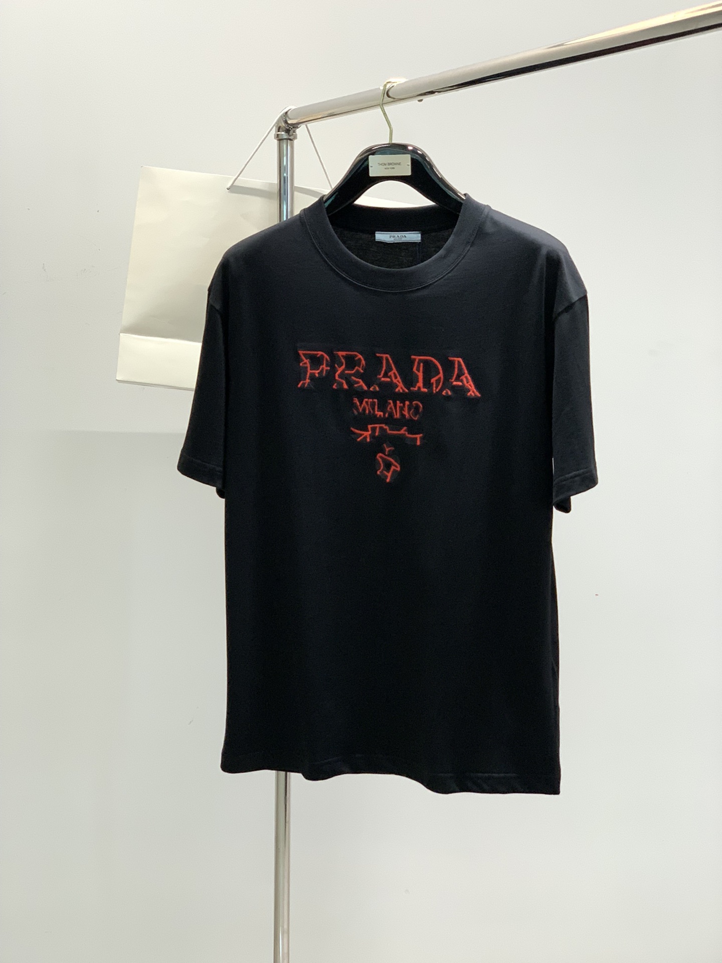 NO:162795,,PRADA Prada, the latest summer products in 2025, available at the counter at the same time, fashionable and casual round neck short-sleeved T-shirt, imported original fabric, extremely complex workmanship, the only channel that can be used as a purchasing agent level, top-level embroidery craft letter pattern logo, extremely high grade, comfortable and versatile, handsome and stylish upper body, 2 colors recommended, code number M-3XL,,prada,prada,T-shirt,tees,t-shirt,alexander wang19860909,PRADA 普拉达,2025夏季最新品,专柜同步有售,时尚休闲圆领短袖T恤,进口原版面料,做工极为复杂,唯一可以做代购级别的渠道狠货,顶级刺绣工艺字母图案logo,档次极高,舒适百搭,上身帅气有型,2色推荐,码数M-3XL,,prada,prada,T-shirt,tees，t-shirt,alexander wang,Men's clothing