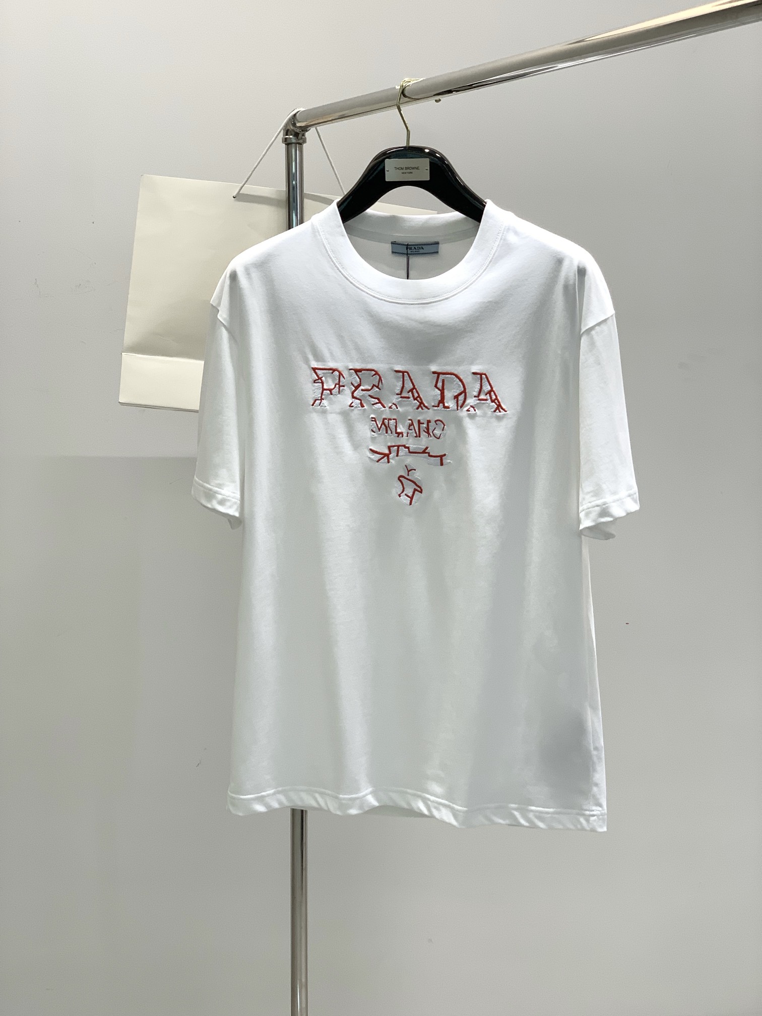 NO:150720,,PRADA Prada, the latest summer products in 2025, available at the counter at the same time, fashionable and casual round neck short-sleeved T-shirt, imported original fabric, extremely complex workmanship, the only channel that can be used as a purchasing agent level, top-level embroidery craft letter pattern logo, extremely high grade, comfortable and versatile, handsome and stylish upper body, 2 colors recommended, code number M-3XL,,prada,prada,T-shirt,tees,t-shirt,alexander wang19860909,PRADA 普拉达,2025夏季最新品,专柜同步有售,时尚休闲圆领短袖T恤,进口原版面料,做工极为复杂,唯一可以做代购级别的渠道狠货,顶级刺绣工艺字母图案logo,档次极高,舒适百搭,上身帅气有型,2色推荐,码数M-3XL,,prada,prada,T-shirt,tees，t-shirt,alexander wang,Men's clothing