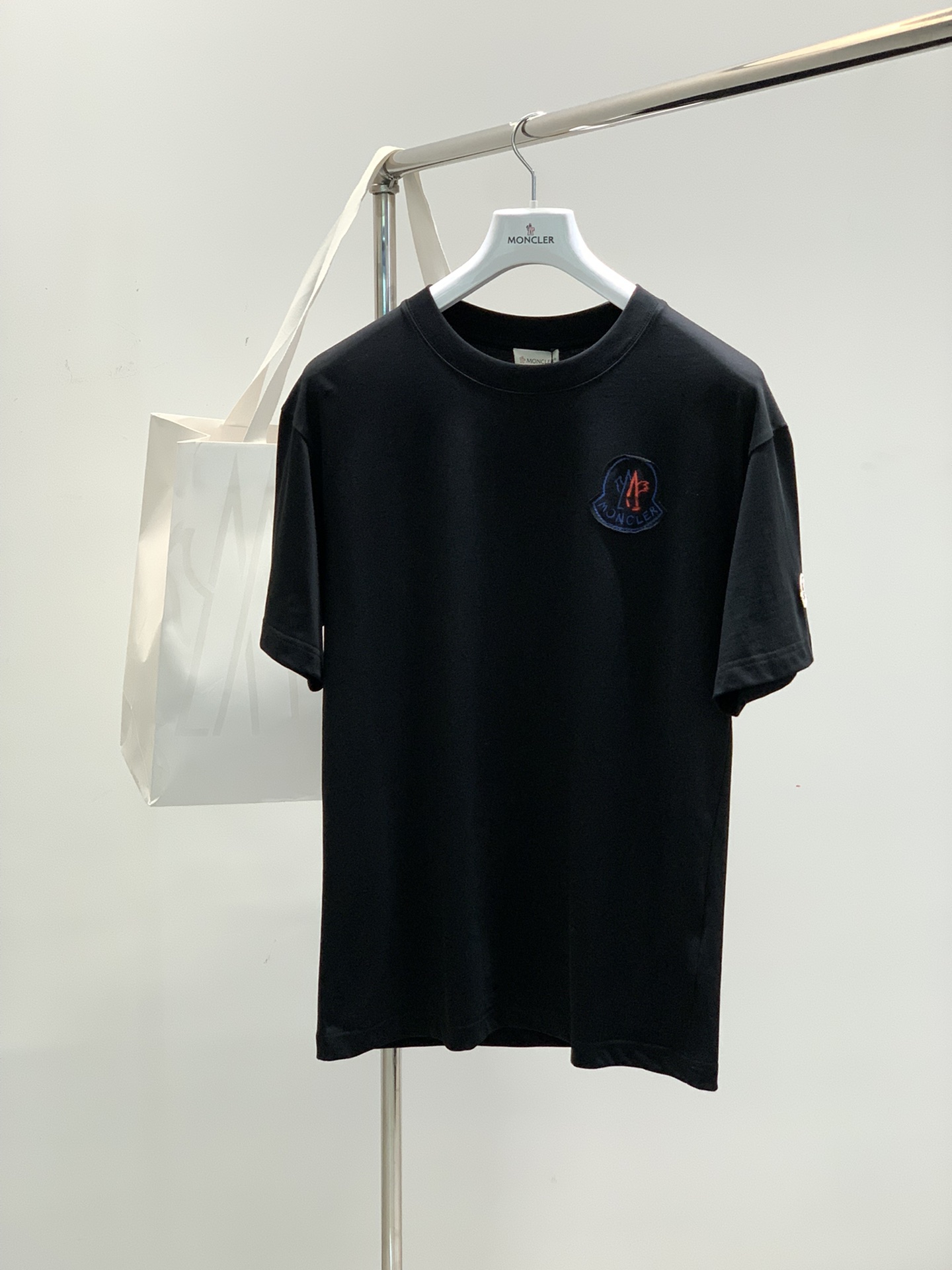 NO:136868,,Moncler cover, the latest summer product, available at the counter at the same time, original single ruthless goods, fashionable and casual round neck short-sleeved T-shirt, comfortable upper body!  Eye-catching and highlighted, using imported original fabric, top-grade printed embroidery craft letter pattern logo, simple but not lacking in fashion, fashionable and handsome upper body, 2 colors recommended, code number M-3Xl, christian louboutin, Moncler, T-shirt, tees, t-shirt, alexander wang19860909,Moncler 蒙口,夏季最新品,专柜同步有售,原单狠货,时尚休闲圆领短袖T恤,上身舒适！吸睛而有亮点,采用进口原版面料,顶级印花刺绣工艺字母图案logo,简单而不失时尚,上身时尚帅气,2色推荐,码数M-3Xl,,christian louboutin,Moncler,T-shirt,tees，t-shirt,alexander wang,Men's clothing