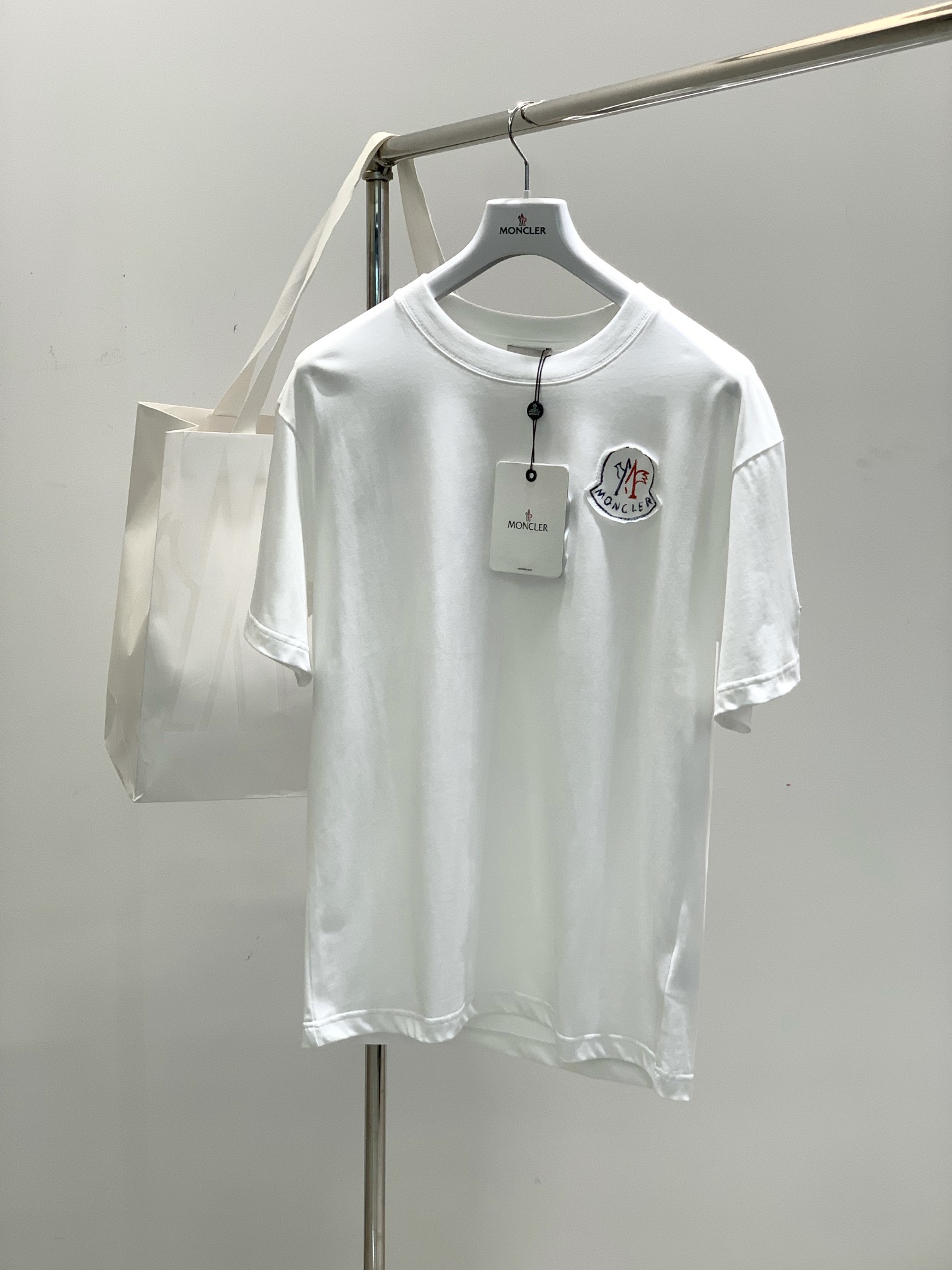 NO:420186,,Moncler hood, the latest 2025 summer product, available at the same time for counters, original single ruthless goods, fashionable and casual round neck short-sleeved T-shirt, comfortable upper body!  Eye-catching and highlighted, using imported original fabric, top-grade printed embroidery craft letter pattern logo, simple but not lacking in fashion, fashionable and handsome upper body, 2 colors recommended, code number M-3Xl, Moncler, T-shirt,tees, t-shirt,alexander wang19860909,Moncler 蒙口,2025夏季最新品,专柜同步有售,原单狠货,时尚休闲圆领短袖T恤,上身舒适！吸睛而有亮点,采用进口原版面料,顶级印花刺绣工艺字母图案logo,简单而不失时尚,上身时尚帅气,2色推荐,码数M-3Xl,,Moncler,T-shirt,tees，t-shirt,alexander wang,Men's clothing