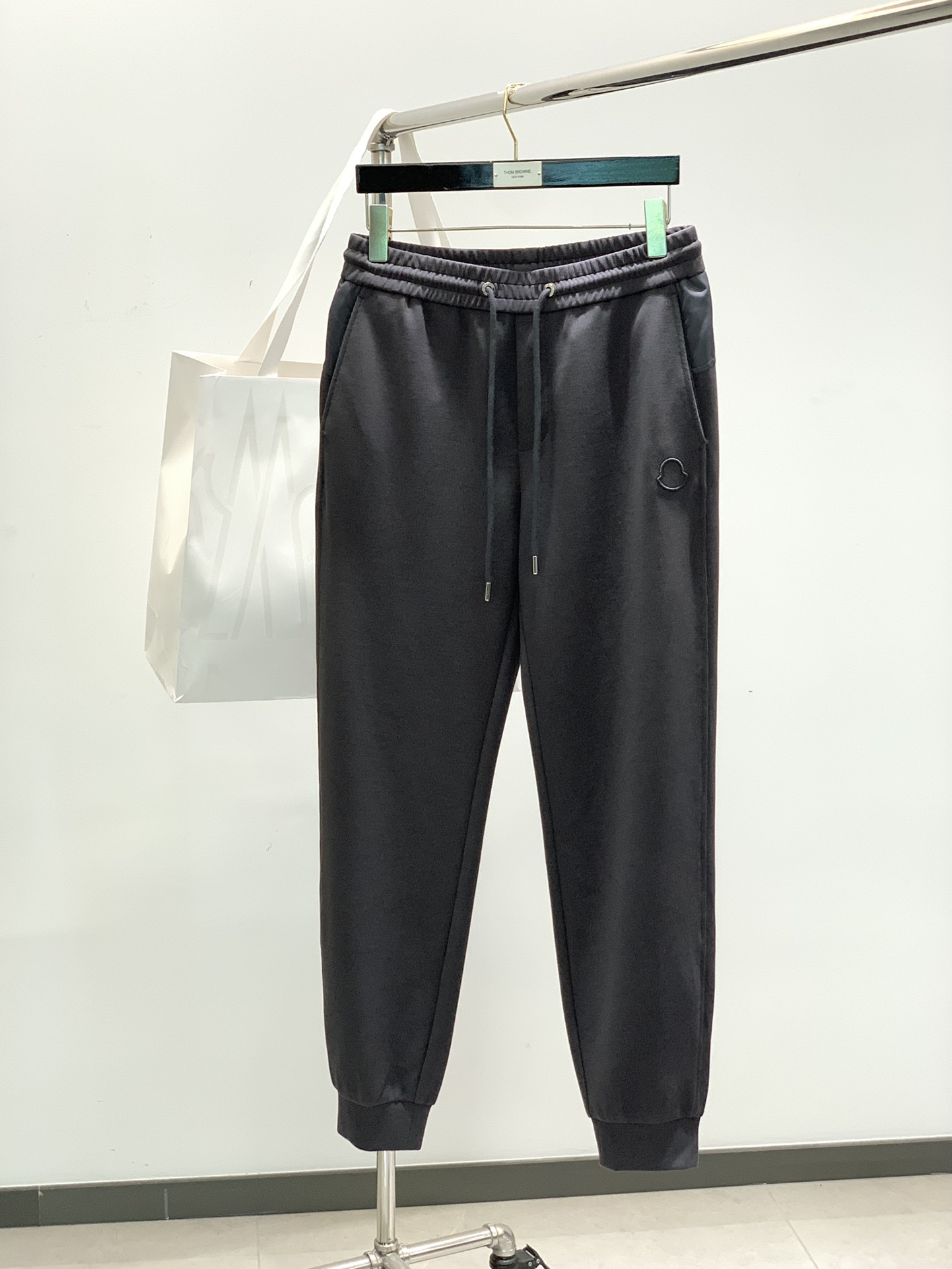 NO:136866,, , , , drawstring embroidery, casual pants, fashion series, unique composition design, drawstring casual shorts, yarn ordering, dyeing and spinning. A large domestic manufacturer exports to Japan and supplies fabrics from several top brands. It has a soft and glutinous feel, is quite wide and stylish, solving the problem of washing and discoloration. The pants are neat and elegant, and the upper body looks superb. Size M-3XL, Moncler, shorts, alexander wang19860909,蒙口 抽绳刺绣 休闲裤 时尚系列,独特拼料设计,抽绳休闲短裤 订纱开始订染和订纺. 国内某大厂出口日本 和供应几大顶级品牌的面料. 手感软糯 , 挺阔有型 , 解决 , 洗涤变色的问题. 裤型利落大气 , 上身显高超帅. 尺码M-3XL,,Moncler,shorts,alexander wang,Men's clothing