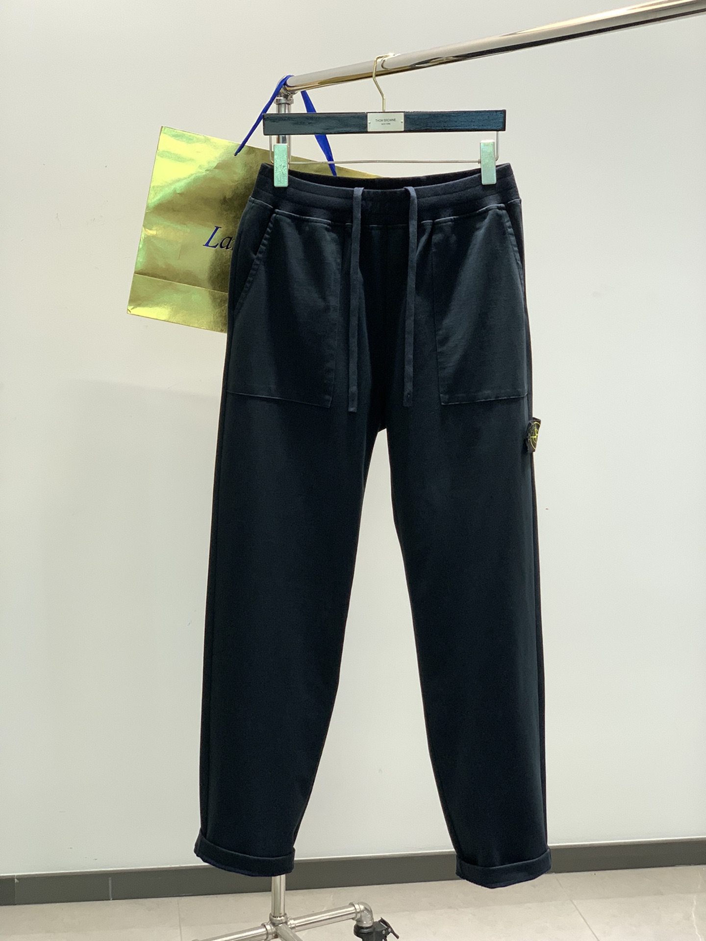 NO:136862,,Stone Island Customized apricot and navy blue cotton cloth, solid and soft in the hand. Minimalist work style small straight-tube design. Light texture wash water!  !  New spring and summer trousers. They are made of high-quality fabrics, super soft and skin-friendly!  !  Small splicing technology, high-end and versatile style, and the quality is visible!  Number of code m-3xL. Blue Apricot color two colors..m size waist 76-88 hip circumference 118 trousers length 105 other size waist circumference hip circumference increases by 4-5cm per size. The difference between trousers length 1.2cm, alexander wang19860909,石头岛 定制杏色和藏蓝色棉布,手感扎实及柔软.极简工装款小直筒设计.质感轻洗水！！ 春夏新款长裤.采用优质面料,超级柔软亲肤！！小拼接工艺,高端百搭款,品质可见！码数m-3xL. 蓝色 杏色两色..m码腰围76-88 臀围118 裤长105 其他码腰围臀围每码递增4-5cm 裤长每码相差1.2cm,,alexander wang,Men's clothing