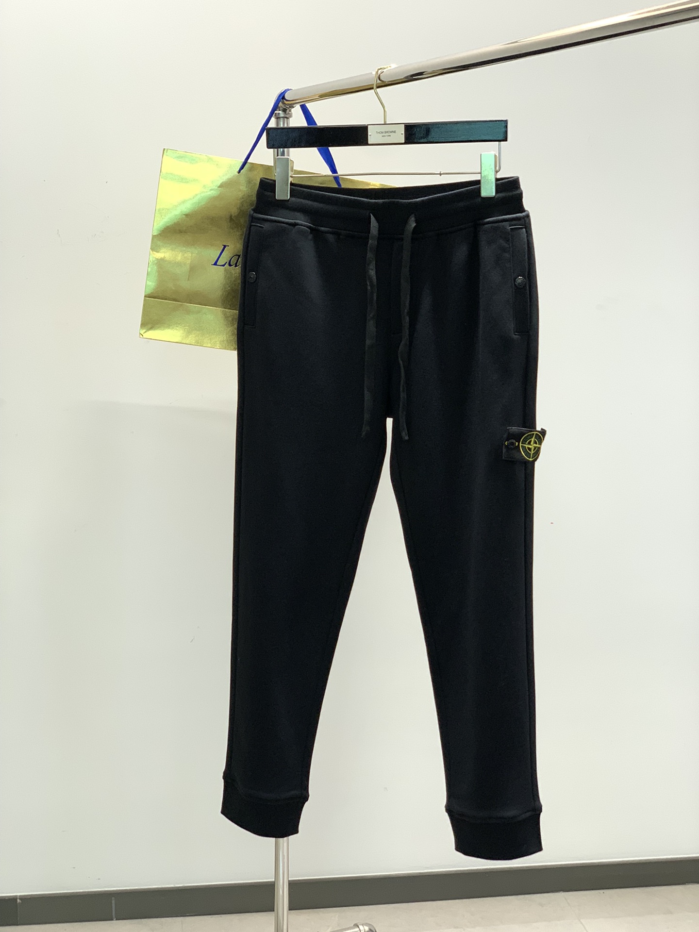 NO:136870,, Stone Island The best pants in spring and summer are currently the best match, the colors and fabrics are all top-notch. Custom-made dyed 380g drawstring simple classic casual trousers, made by Japanese designers. Exclusive design. With outdoor military elements, the trousers are super cool and handsome!  It is more wear-resistant than the basic model, and the simple and high-end design highlights the urban functional sense. The design and texture are very standard. The matching style is randomly switched. Black, gray, two colors, size m-3xL. m size waist 76-86, hip circumference 118, trouser length 98. Other size waist circumference hip circumference increases by 4-5cm per size, trouser length increases by 1.3cm per size.,,alexander wang19860909,石头岛 春夏目前最赞裤装,颜色和面料都是顶配. 定制定染380g抽绳简单经典休闲长裤,日本设计师制作.独家设计.有户外军装元素,长裤超级酷帅！要比基础款更耐磨耐穿,简约高级设计把城市机能感凸显出来.设计和质感都很有水准.搭配风格随意切换.黑色 灰色两色 尺码m-3xL. m码腰围76-86 臀围118 裤长98.其他码腰围臀围每码递增4-5cm 裤长每码递增1.3cm.,,alexander wang,Men's clothing