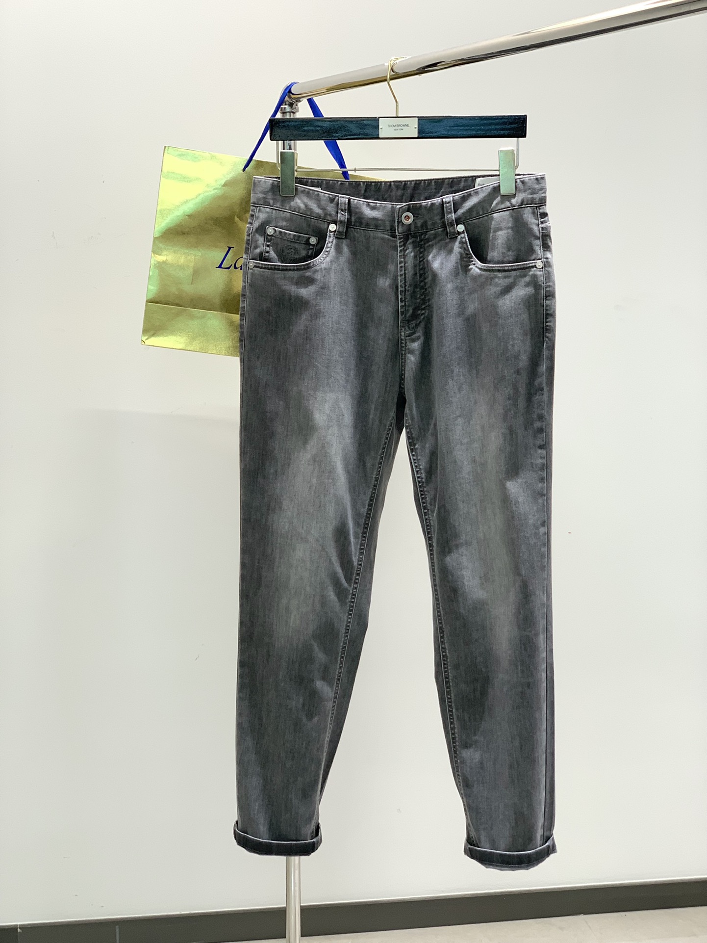 NO:136864,,BC high fashion sense, super soft denim fabric, light gray washing jeans The fabric is very special, super fine imitation cotton yarn blend, super soft and comfortable. It has a casual, casual sense, and also a relaxed and fashionable feeling. The fabric is refreshing, slightly stretchy, super soft and long-lasting, the whole pants are all traditional hand-wiping technology, natural stone grinding and light fermentation. The style belongs to the combination of small straight feet tailoring, and the details are exquisite. Size 46-56,,jeans,alexander wang19860909,BC 高级时装感,超柔牛仔面料 , 浅灰色洗水牛仔裤 面料很特殊,超细精仿棉纱混纺,超柔舒适感. 具备牛仔随性感 ,休闲感 , 亦有轻松感 ,时尚感. 布面清爽,微弹力,超柔穿着时间长, 整条裤子全传统手擦工艺,自然石磨轻酵洗水. 版型属于合体小直脚剪裁,细节精致感. 尺码 46-56,,jeans,alexander wang,Men's clothing