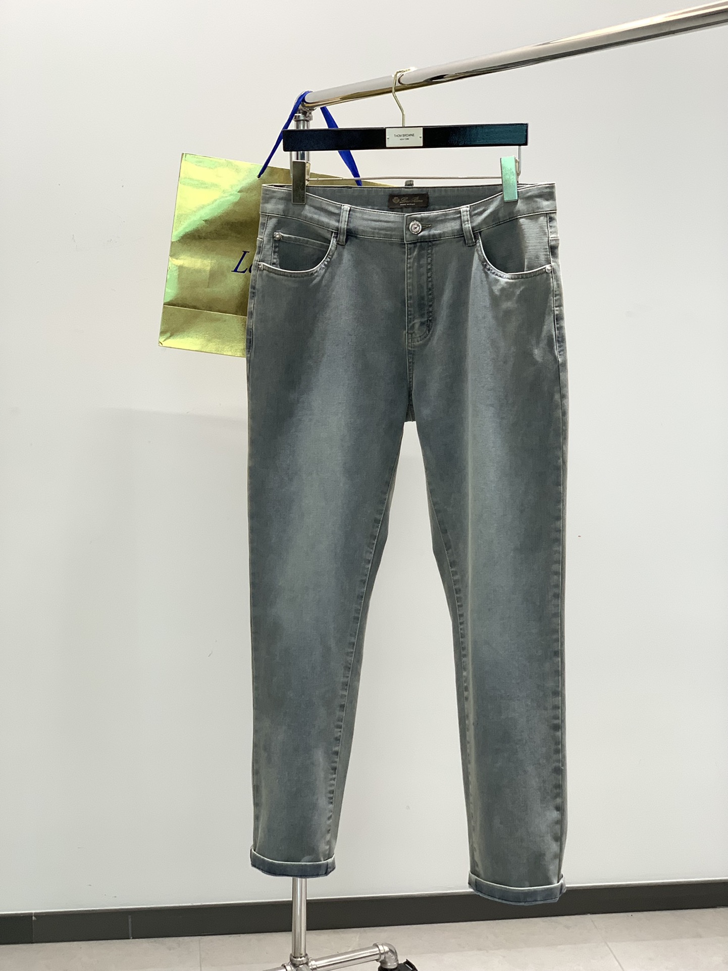 NO:136861,,LP latest dark blue embroidered jeans. Men's high-end EcoCosy wood fiber composite knitted four-sided super soft and micro-stretch small straight jeans., Comfortable Clean Fit style, classic style, outstanding texture, completely in the daily necessities. Classic five-bag shape, a straight straight piece, just right to close and place, visually showing straight legs and slender. The fabric is soft, slightly elastic and skin-friendly, with a skeleton feel and supportive, and the upper body style is straight. 18.5 cotton 46.7 polyester fiber  30 viscose fiber 4.8 spandex, ultra-fine fine spun cotton yarn blend, unique double-sided weaving, comfortable to wear and not easy to bulge and deform. EcoCosy is a CFCC/PEFC certified wood source, comfortable and soft body feel, is not stiff after washing multiple times, is skin-friendly and safe, and is certified by the EU double standard of China. Size 30-38 has 35. Size chart 30 pants length 102 waist 80 hip circumference 97 31 pants length 102 waist circumference 82.5 hip circumference 99.5 32 pants length 104 waist circumference 85 hip circumference 102 33 pants length 104 waist circumference 87.5 hip circumference 104.534 pants length 104 waist circumference 90 hip circumference 10735 pants length 106 waist circumference 92.5 hip circumference 109.536 pants length 106 waist circumference 95 hip circumference 112  38 pants length 106 waist 100 hip 117, christian louboutin, loro piana, jeans, alexander wang19860909,LP最新深蓝色刺绣 牛仔裤 . 男款高级 EcoCosy木源纤维复合针织四面超柔软微弹力小直筒牛仔裤.,舒适为上的Clean Fit风,款型经典,质感出众,完全处在日常刚需线上的单品.经典五袋造型,正点的小直筒,恰到好处的收放,视觉上显腿直且修长.面料柔软,微弹亲肤,有骨架感且有支撑度,上身型款立显. 18.5棉46.7聚酯纤维 30粘纤4.8氨纶,超细精纺棉纱混纺,独特的双面织法,,,穿着舒适且不易鼓包变形.EcoCosy优可丝是CFCC/PEFC认证木源,体感舒适柔软,多次洗涤不僵硬,亲肤安全,经中国欧盟双标标准认证. 尺码30-38 有35.尺码表30裤长102腰围80臀围97 31裤长102腰围82.5臀围99.5 32裤长104腰围85臀围102 33裤长104腰围87.5臀围104.534裤长104腰围90臀围10735裤长106腰围92.5臀围109.536裤长106腰围95臀围112 38裤长106腰围100臀围117,,christian louboutin,loro piana,jeans,alexander wang,Men's clothing