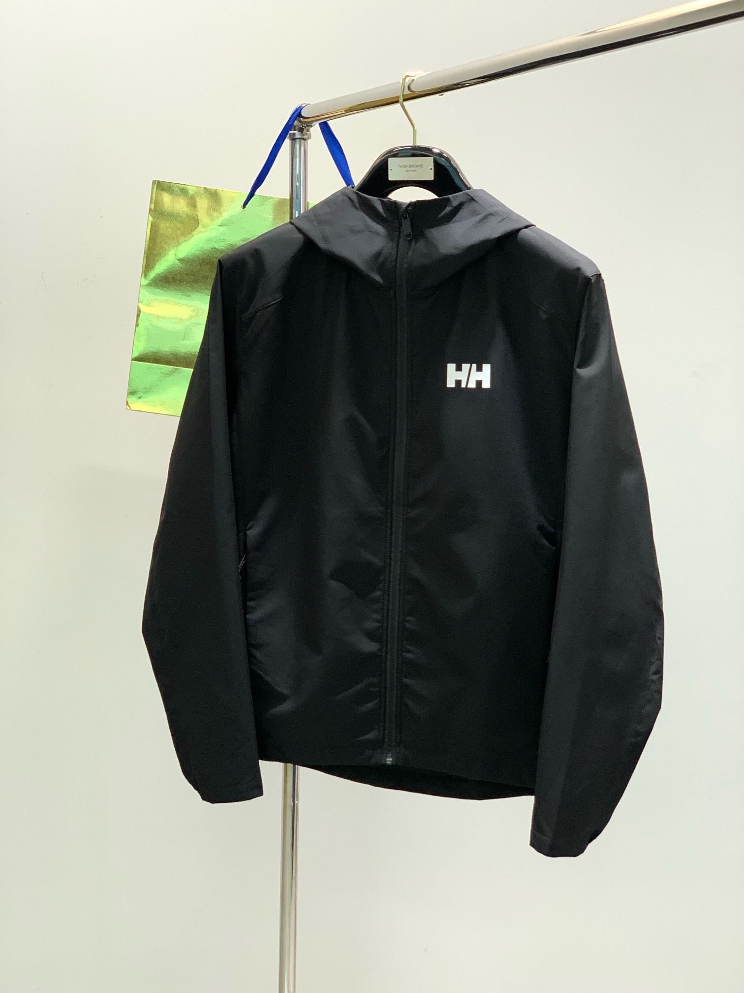 NO:136891,,HELLY HANSEN/HH, the latest spring products, special counters are available at the same time, original singles, fashionable and casual hooded jackets, imported original fabrics, comfortable and breathable upper body, top printed letter pattern decorative logo, original hardware and auxiliary materials decoration, extremely high grade, comfortable and versatile, handsome upper body, 2 colors recommendation, code number M-2XL,, jackets & coats, hats, alexander wang19860909,HELLY HANSEN/HH,春季最新品,专柜同步有售,原单狠货,时尚休闲连帽外套,进口原版面料,上身舒适透气,顶级印花字母图案装饰logo,原版五金辅料装饰,档次极高,舒适百搭,上身帅气十足,2色推荐,码数M-2XL,,jackets & coats,hats,alexander wang,Men's clothing