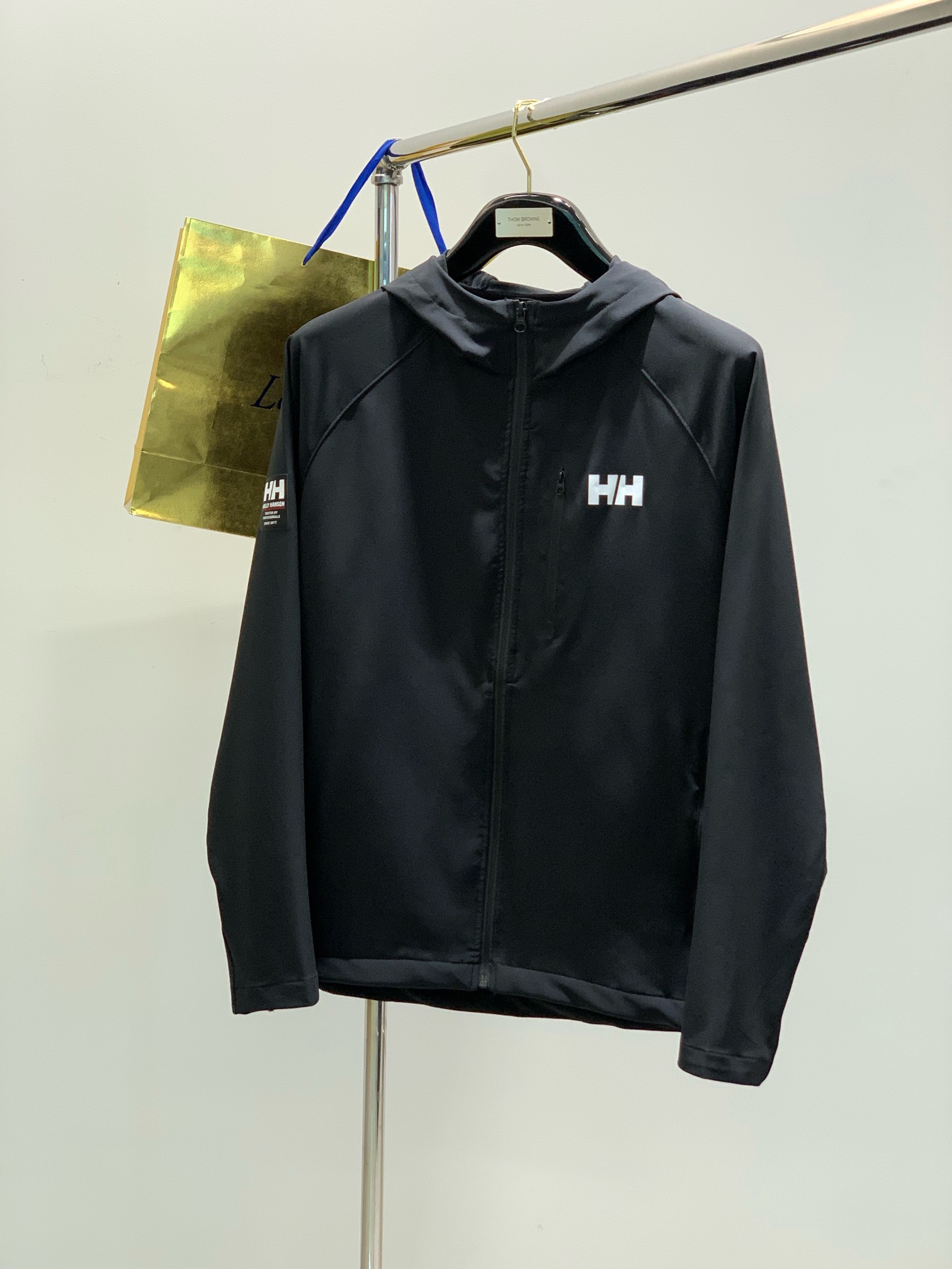 NO:136873,,HELLY HANSEN/HH, the latest spring products, special counters are available at the same time, original singles, fashionable and casual hooded jackets, imported original fabrics, comfortable and breathable upper body, top printed letter pattern decorative logo, original hardware and auxiliary materials decoration, extremely high grade, comfortable and versatile, top body handsome, 3 colors recommendation, code number M-2XL,, jackets & coats, hats, alexander wang19860909,HELLY HANSEN/HH,春季最新品,专柜同步有售,原单狠货,时尚休闲连帽外套,进口原版面料,上身舒适透气,顶级印花字母图案装饰logo,原版五金辅料装饰,档次极高,舒适百搭,上身帅气十足,3色推荐,码数M-2XL,,jackets & coats,hats,alexander wang,Men's clothing