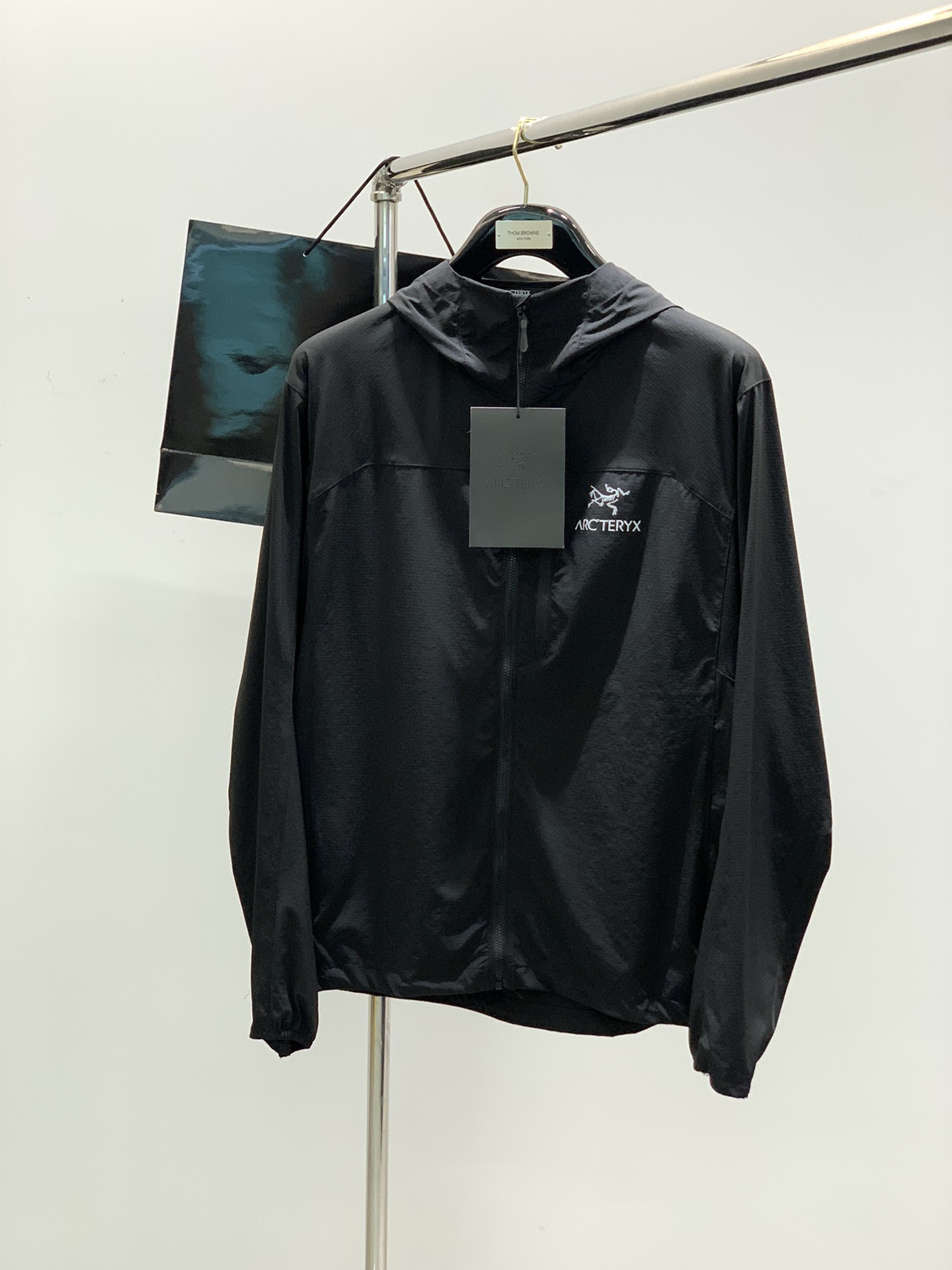 NO:138456,,ARCTERYX Archaeoptera bird, new spring AW product, fashionable and casual hooded jacket, available at the same time for counters, original singles, imported original fabrics, extremely complex craftsmanship, quite elegant and fashionable visuals, noble and elegant, from the main fabric to the detailed craftsmanship, highlighting the ingenuity of fashion, 3 colors recommendation, code number M-2XL, arc'teryx, jackets & coats,hats,alexander wang19860909,ARCTERYX 始祖鸟,春季AW新品,时尚休闲连帽外套,专柜同步有售,原单狠货,进口原版面料,工艺极度复杂,视觉相当雅致时髦,高贵而优雅,从主体面料到细节工艺,彰显时装的匠心所在,3色推荐,码数M-2XL,arc'teryx,jackets & coats,hats,alexander wang,Men's clothing