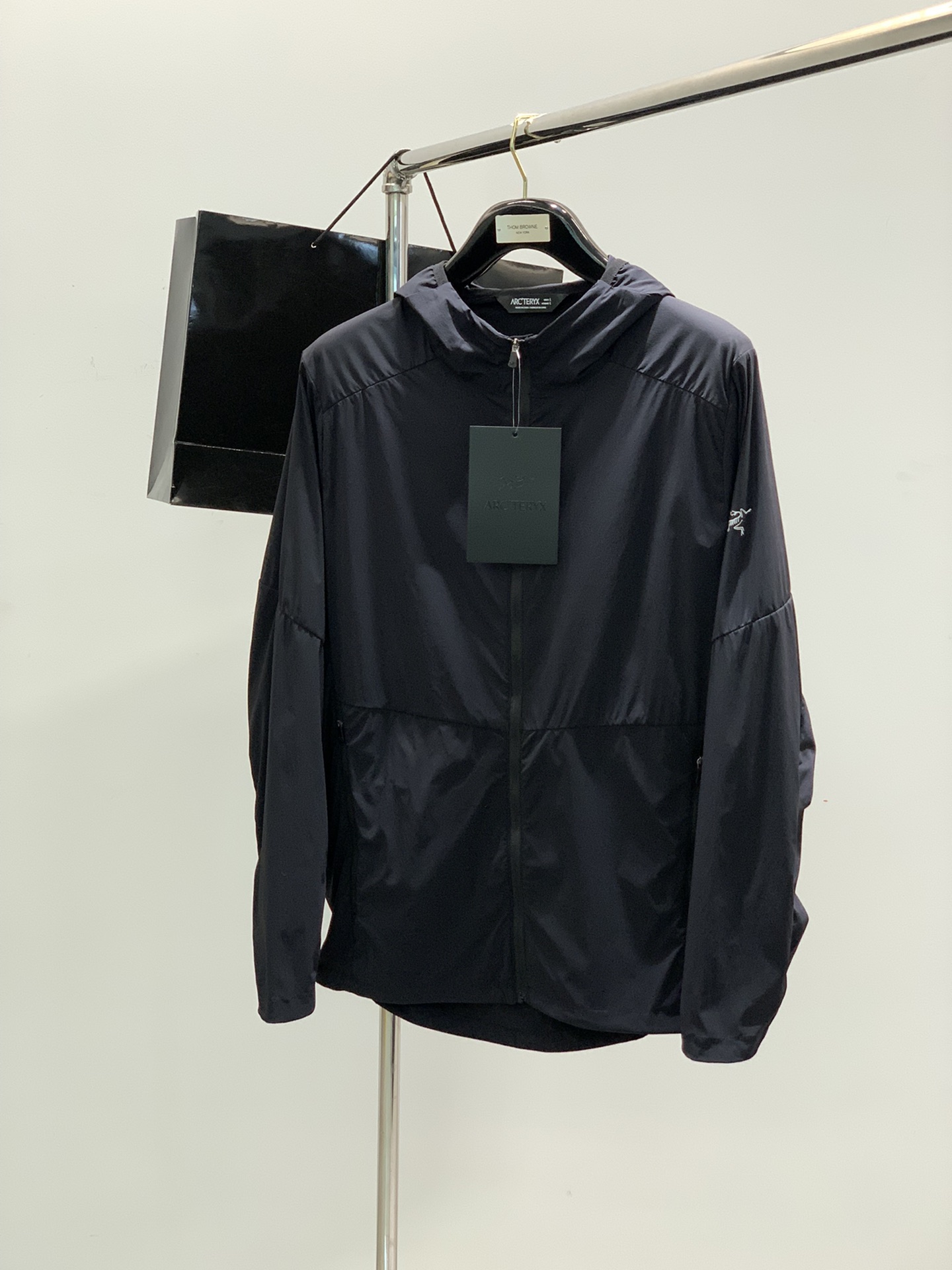 NO:136882,,ARCTERYX Archaeoptera bird, new spring AW product, fashionable and casual hooded jacket, special counters are available at the same time, original singles, imported original fabrics, extremely complex craftsmanship, very elegant and fashionable visuals, noble and elegant, from the main fabric to the detailed craftsmanship, highlighting the ingenuity of fashion, 2 colors recommendation, code number M-2XL, arc'teryx, jackets & coats,hats,alexander wang19860909,ARCTERYX 始祖鸟,春季AW新品,时尚休闲连帽外套,专柜同步有售,原单狠货,进口原版面料,工艺极度复杂,视觉相当雅致时髦,高贵而优雅,从主体面料到细节工艺,彰显时装的匠心所在,2色推荐,码数M-2XL,arc'teryx,jackets & coats,hats,alexander wang,Men's clothing