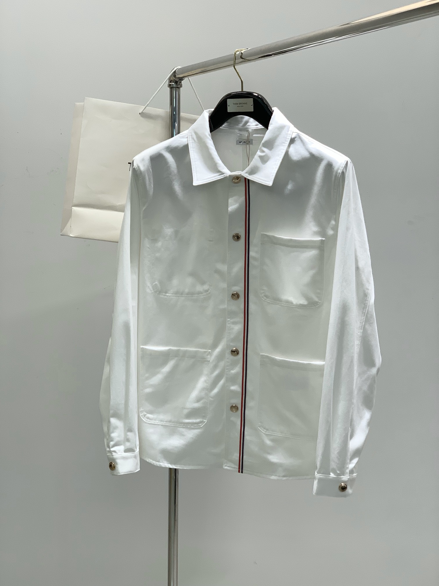 NO:142910,,Thom Browne Tom Brown, the latest spring products, fashionable and casual long-sleeved shirt jackets, available at the same time in the counter, original singles, imported original fabric, excellent comfort, top-grade printing craft letter pattern logo, extremely high grade, calm and versatile, handsome and stylish upper body, 1-4 sizes, thom brown, jackets & coats,shirts,alexander wang19860909,Thom Browne 汤姆·布朗 ,春季最新品,时尚休闲长袖衬衫外套,专柜同步有售,原单狠货,采用进口原版面料,舒适度极佳,顶级印花工艺字母图案logo,档次极高,从容百搭,上身帅气有型,码数1-4,,thom browne,jackets & coats,shirts,alexander wang,Men's clothing