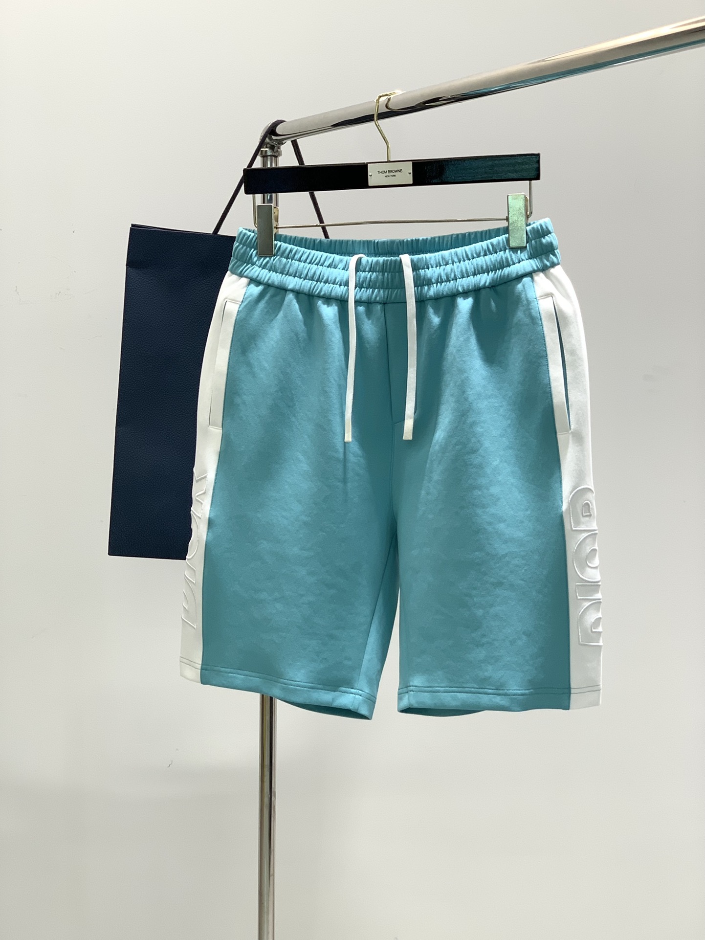 NO:136853,,Dior Dior, new summer products, available at the same time for counters, simple and fashionable casual shorts, original imported fabric, comfortable and breathable, top-grade embroidery craft letter pattern decoration logo, original hardware and auxiliary decoration, extremely high-end, unique design, fashionable and handsome on the upper body!  2 colors recommended, code number M-3XL, dior, dior, shorts, alexander wang19860909,Dior 迪奥, 夏季新品,专柜同步有售,简约时尚休闲短裤,原版进口面料,舒适透气,顶级刺绣工艺字母图案装饰logo,原版五金辅料装饰,档次极高,独特设计,上身时尚帅气！2色推荐,码数M-3XL,,dior,dior,shorts,alexander wang,Men's clothing