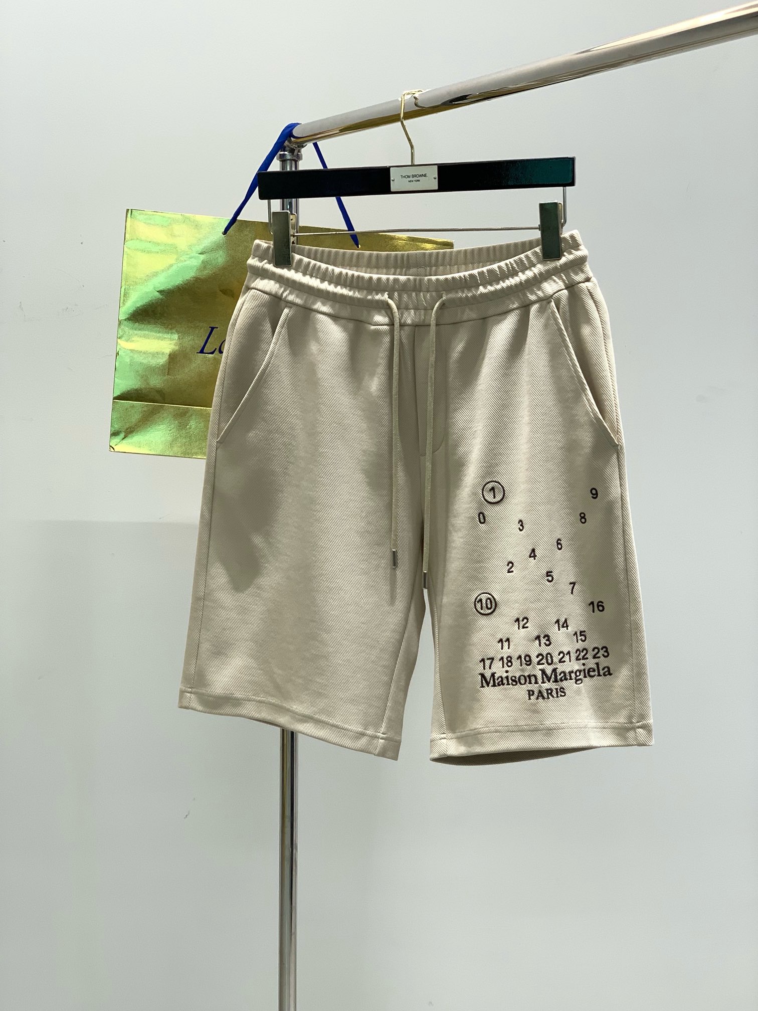 NO:136867,,Maison Margiela, the latest summer products, fashionable and casual shorts, available at the counter, original singles, imported original fabric, excellent comfort, top-grade embroidery craft letter pattern logo, original hardware and auxiliary decoration, extremely high grade, calm and versatile, handsome and stylish, 2 colors recommended, code number M-3XL,,masion margiela, shorts,alexander wang19860909,Maison Margiela马吉拉,夏季最新品,时尚休闲短裤,专柜同步有售,原单狠货,采用进口原版面料,舒适度极佳,顶级刺绣工艺字母图案logo,原版五金辅料装饰,档次极高,从容百搭,上身帅气有型,2色推荐,码数M-3XL,,masion margiela,shorts,alexander wang,Men's clothing