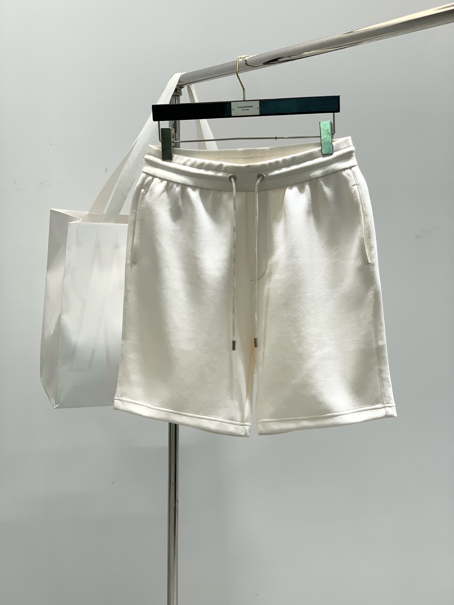 NO:136859,,Moncler cover, the latest summer products, the counter is available at the same time, original singles, fashionable casual shorts, imported original fabric, top-grade embroidery craft letter pattern logo, original hardware accessories decoration, simple but not lacking in fashion, top body fashionable and handsome, 3 colors recommendation, code number M-3XL, christian louboutin, Moncler, shorts, alexander wang19860909,Moncler 蒙口,夏季最新品,专柜同步有售,原单狠货,时尚休闲短裤,采用进口原版面料,顶级刺绣工艺字母图案logo,原版五金辅料装饰,简单而不失时尚,上身时尚帅气,3色推荐,码数M-3XL,,christian louboutin,Moncler,shorts,alexander wang,Men's clothing