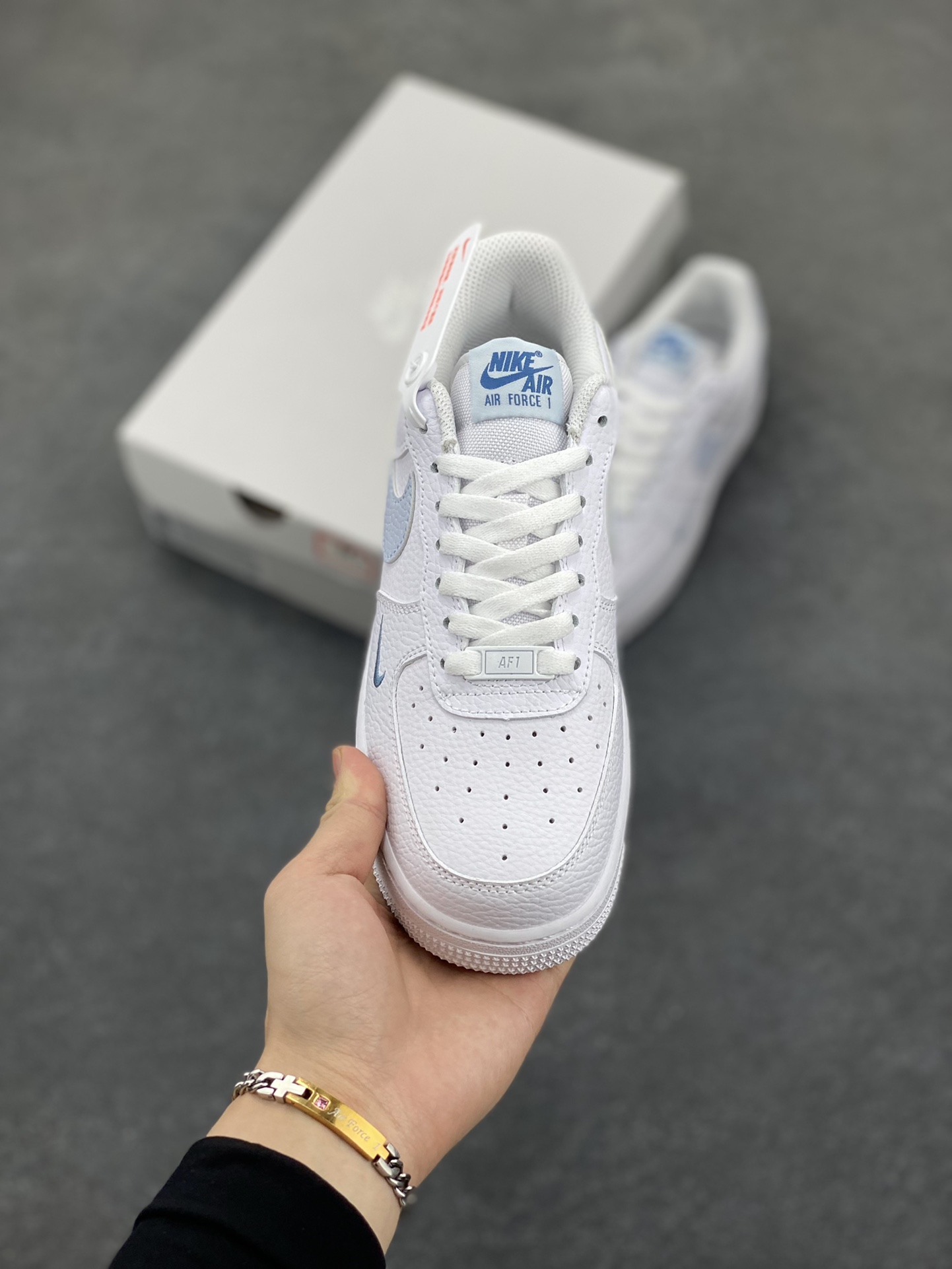 图片[2]-福利特价 Nk Air Force 1\’07 Low 白月色 空军一号低帮休闲板鞋 原楦头原纸板 打造纯正空军版型#专注外贸渠道 全掌内置蜂窝气垫 #原盒配件 原厂中底钢印、拉帮完美 货号：HV2511-100 尺码：35.5 36 36.5 37.5 38 38.5 39 40-选品中心