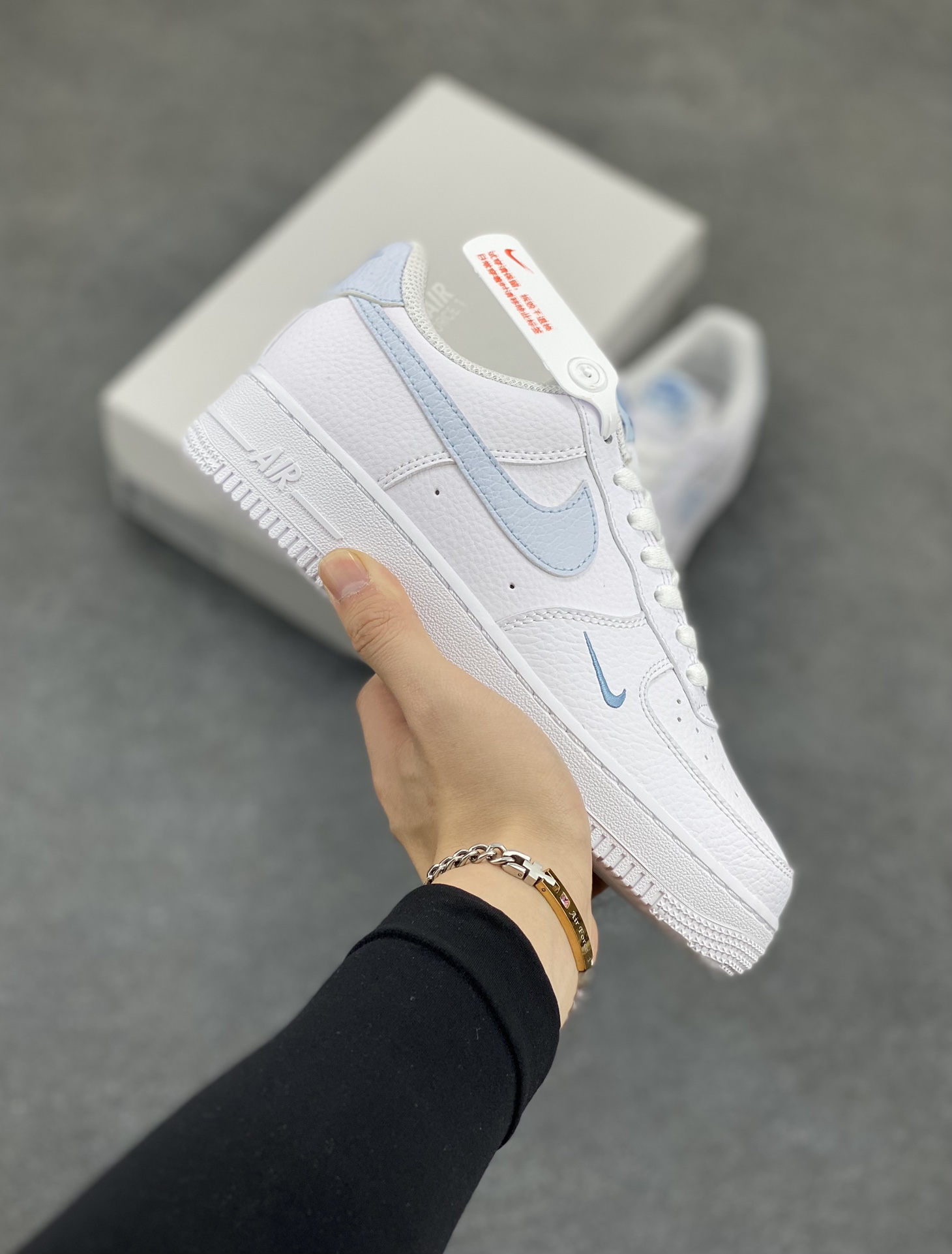 福利特价 Nk Air Force 1\’07 Low 白月色 空军一号低帮休闲板鞋 原楦头原纸板 打造纯正空军版型#专注外贸渠道 全掌内置蜂窝气垫 #原盒配件 原厂中底钢印、拉帮完美 货号:HV2511-100 尺码:35.5 36 36.5 37.5 38 38.5 39 40-选品中心