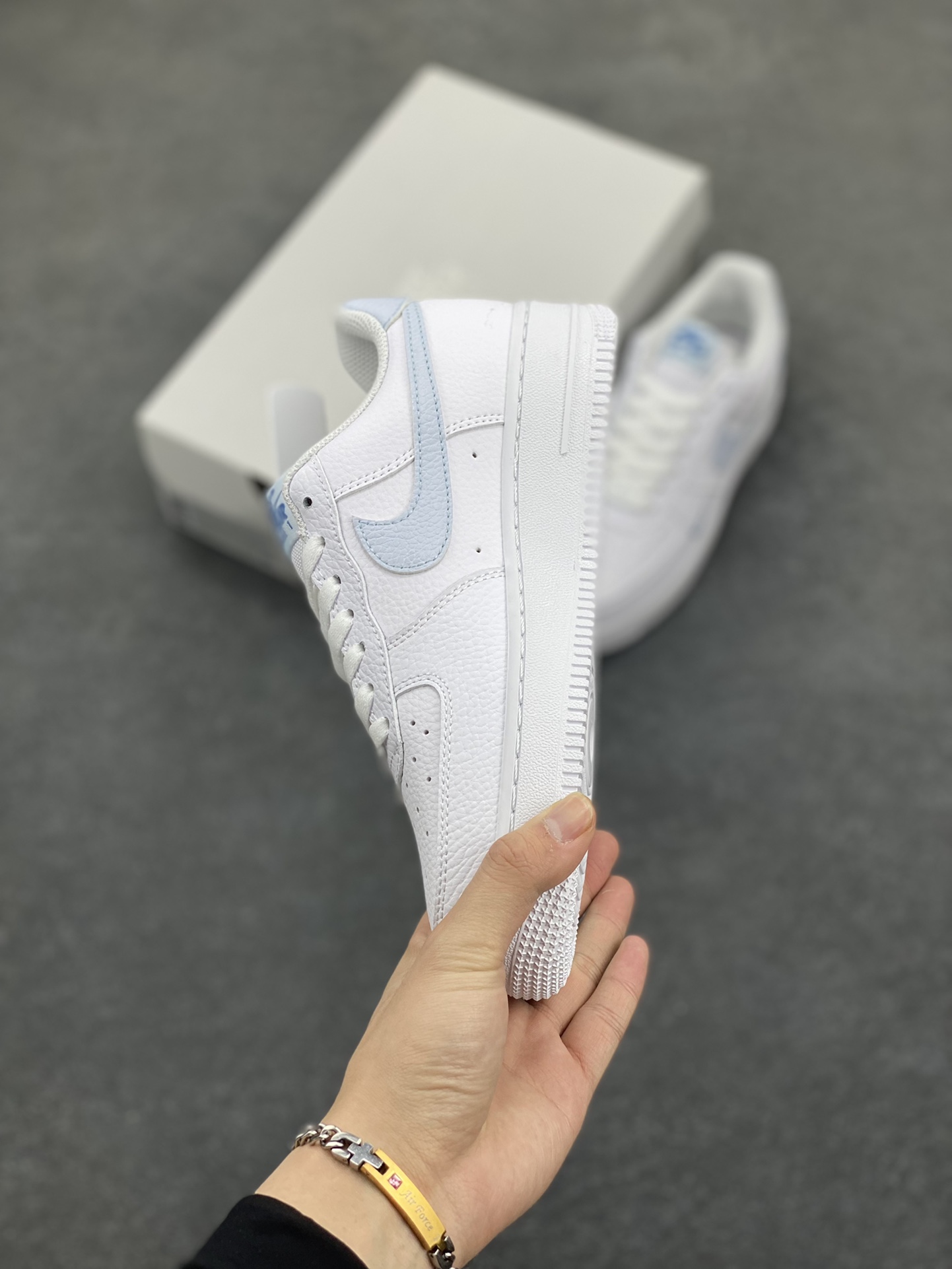 图片[3]-福利特价 Nk Air Force 1\’07 Low 白月色 空军一号低帮休闲板鞋 原楦头原纸板 打造纯正空军版型#专注外贸渠道 全掌内置蜂窝气垫 #原盒配件 原厂中底钢印、拉帮完美 货号：HV2511-100 尺码：35.5 36 36.5 37.5 38 38.5 39 40-选品中心