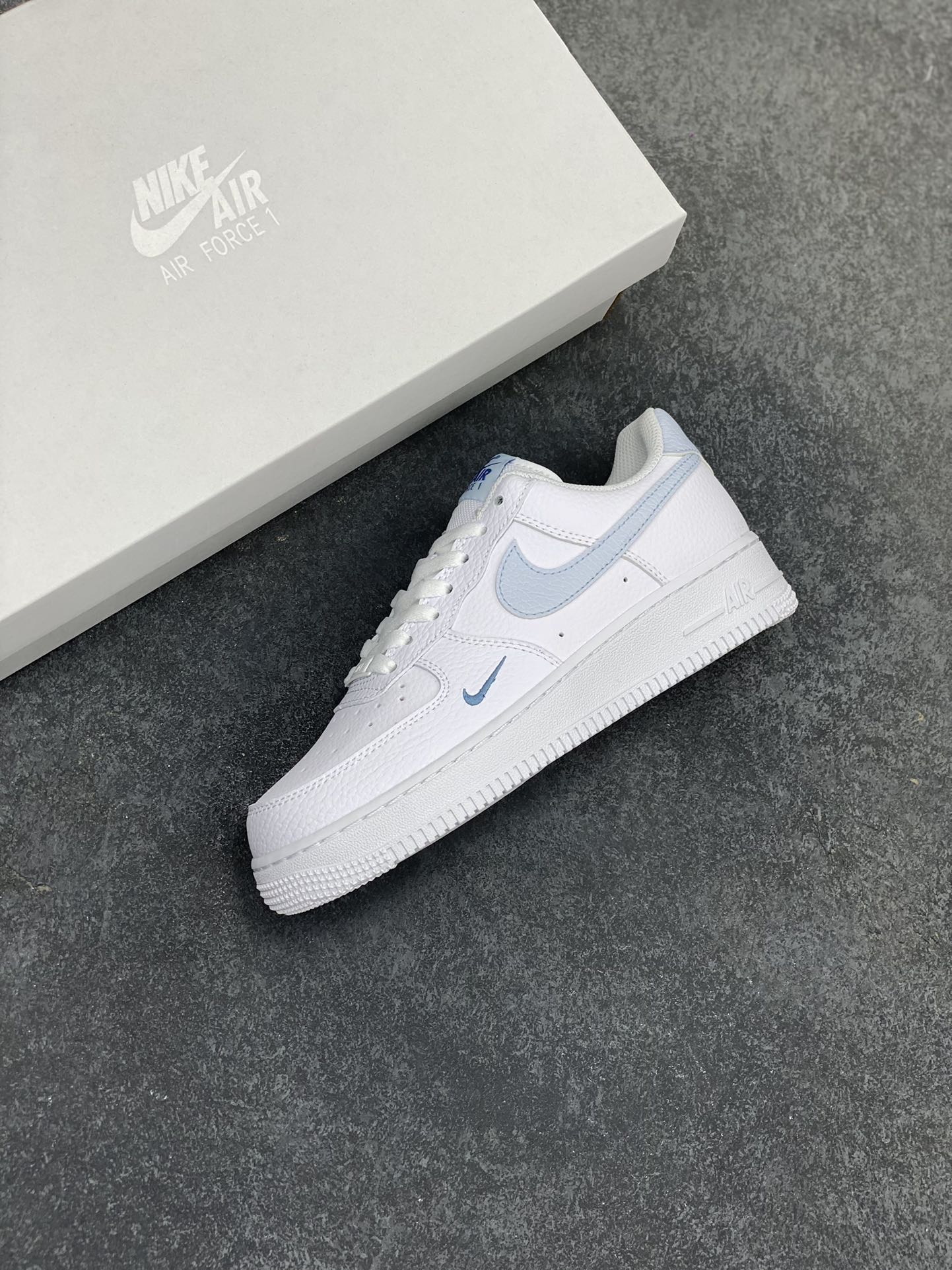 图片[7]-福利特价 Nk Air Force 1\’07 Low 白月色 空军一号低帮休闲板鞋 原楦头原纸板 打造纯正空军版型#专注外贸渠道 全掌内置蜂窝气垫 #原盒配件 原厂中底钢印、拉帮完美 货号：HV2511-100 尺码：35.5 36 36.5 37.5 38 38.5 39 40-选品中心