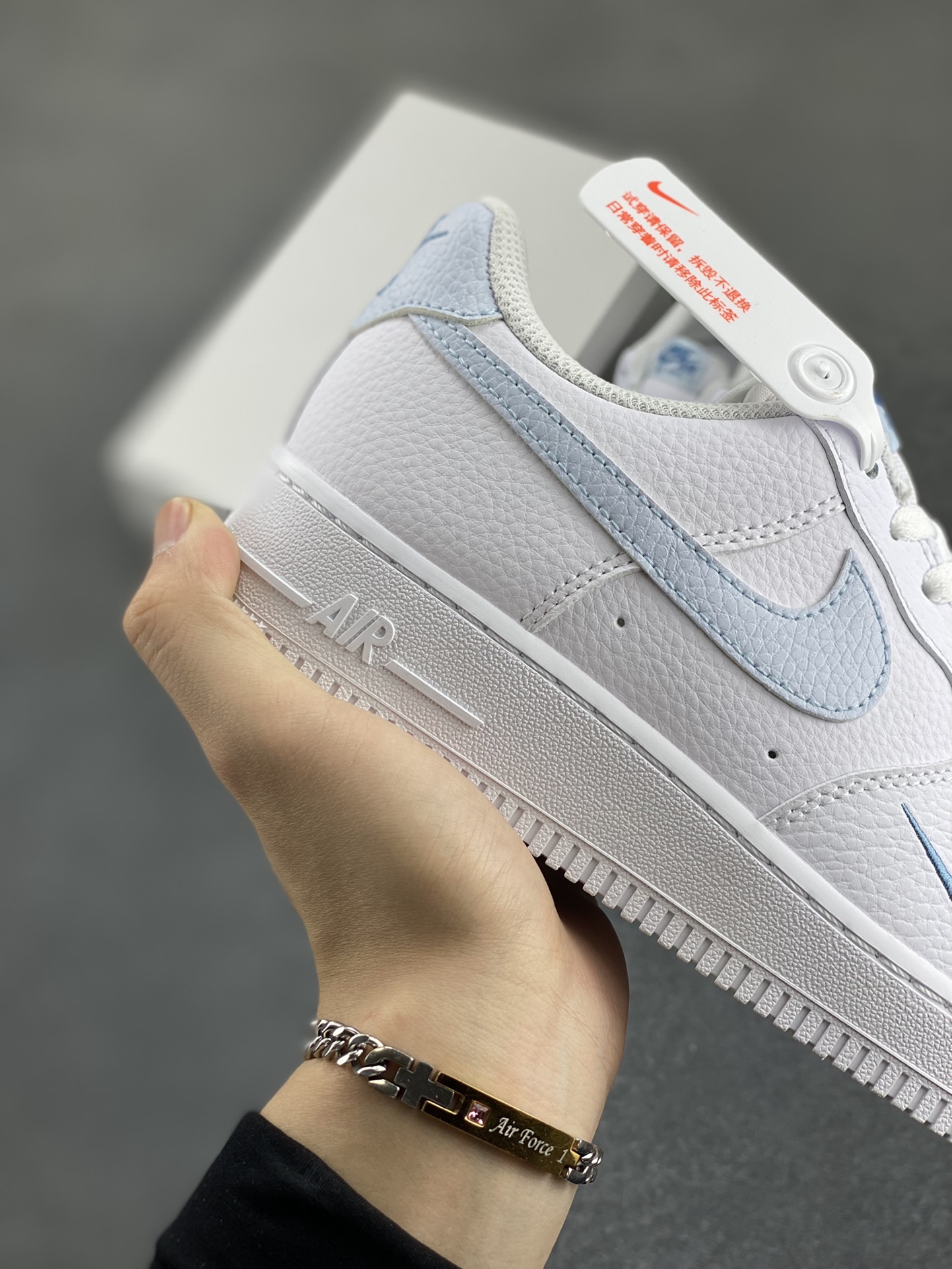 图片[6]-福利特价 Nk Air Force 1\’07 Low 白月色 空军一号低帮休闲板鞋 原楦头原纸板 打造纯正空军版型#专注外贸渠道 全掌内置蜂窝气垫 #原盒配件 原厂中底钢印、拉帮完美 货号：HV2511-100 尺码：35.5 36 36.5 37.5 38 38.5 39 40-选品中心