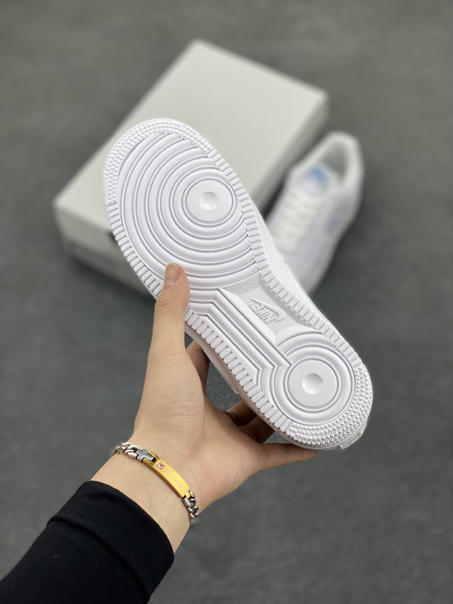 图片[5]-福利特价 Nk Air Force 1\’07 Low 白月色 空军一号低帮休闲板鞋 原楦头原纸板 打造纯正空军版型#专注外贸渠道 全掌内置蜂窝气垫 #原盒配件 原厂中底钢印、拉帮完美 货号：HV2511-100 尺码：35.5 36 36.5 37.5 38 38.5 39 40-选品中心