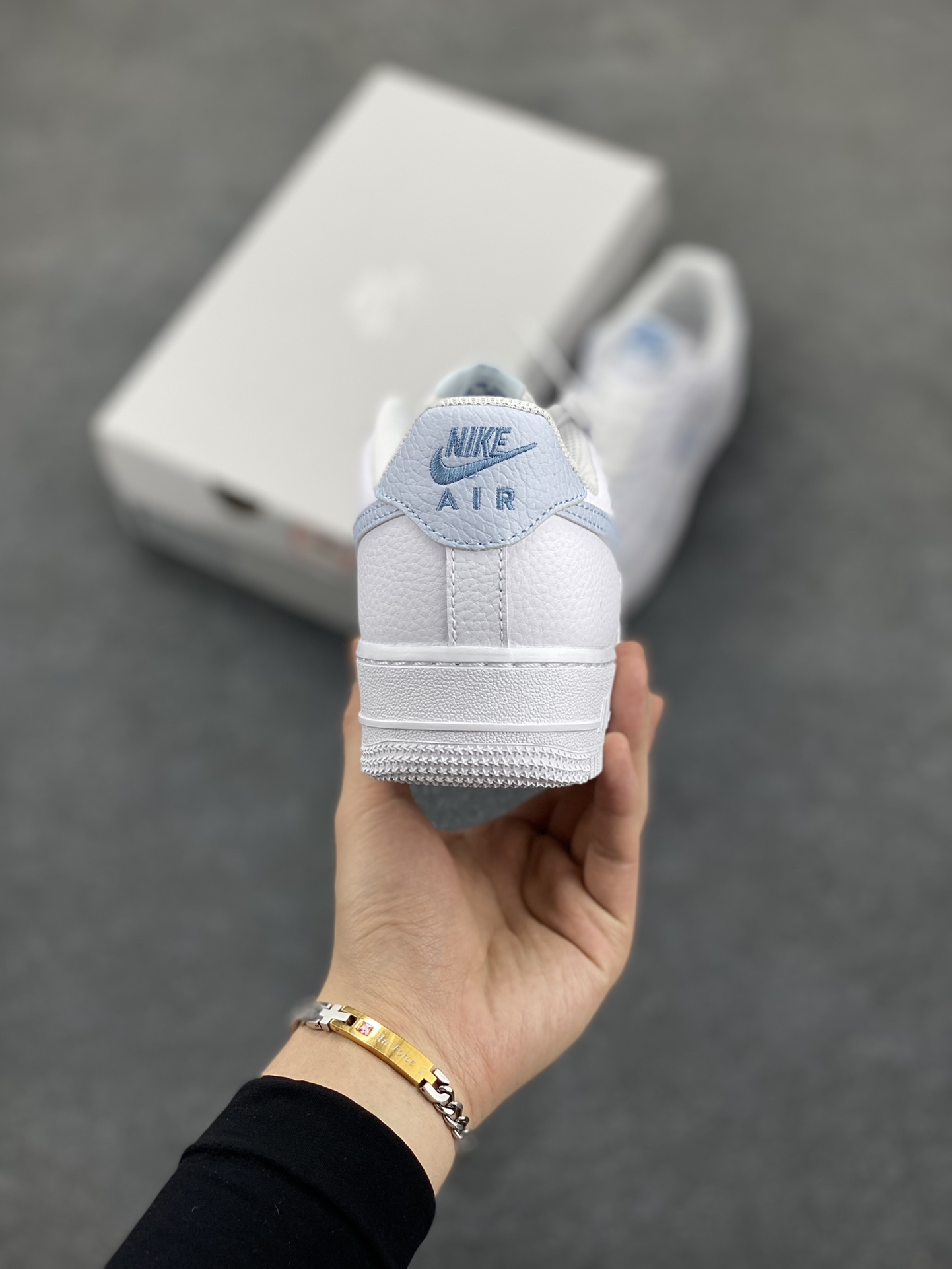 图片[4]-福利特价 Nk Air Force 1\’07 Low 白月色 空军一号低帮休闲板鞋 原楦头原纸板 打造纯正空军版型#专注外贸渠道 全掌内置蜂窝气垫 #原盒配件 原厂中底钢印、拉帮完美 货号：HV2511-100 尺码：35.5 36 36.5 37.5 38 38.5 39 40-选品中心