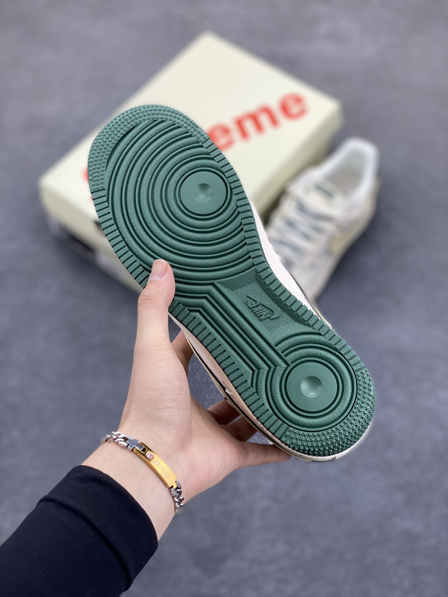 图片[5]-NIke Air Force 1 \’07 Low “Supreme联名——米绿抽绳”空军一号 低帮 运动鞋 休闲鞋 折边针车 工艺难度大 原楦头原纸板 原装鞋盒 定制五金配件 内置全掌气垫 原厂鞋底 货号：DM6868-057 尺码：36 36.5 37.5 38 38.5 39 40 40.5 41 42 42.5 43 44 44.5 45-选品中心
