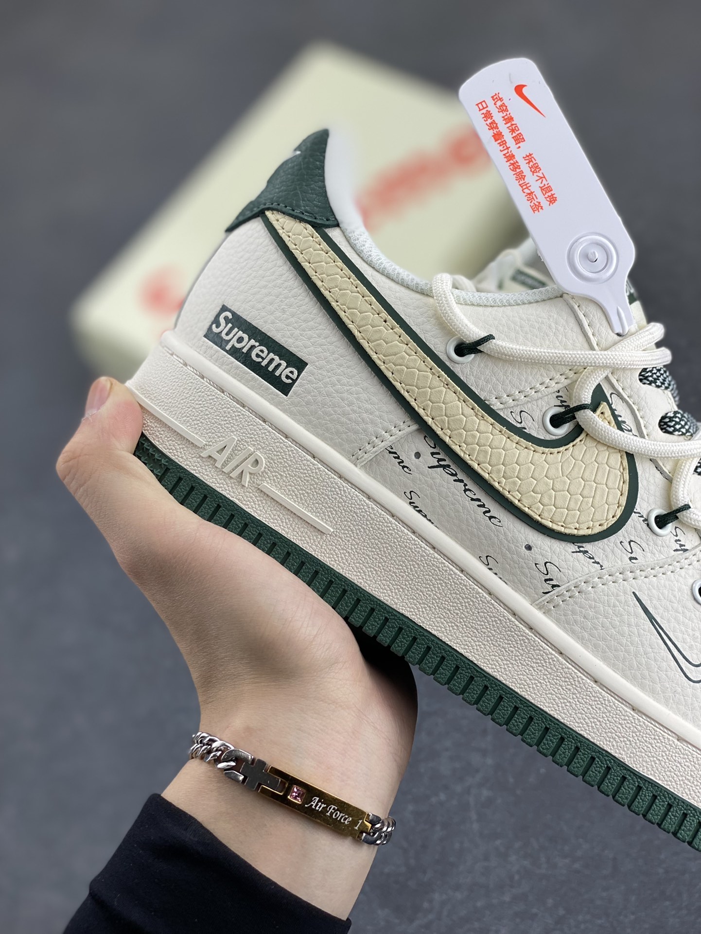图片[6]-NIke Air Force 1 \’07 Low “Supreme联名——米绿抽绳”空军一号 低帮 运动鞋 休闲鞋 折边针车 工艺难度大 原楦头原纸板 原装鞋盒 定制五金配件 内置全掌气垫 原厂鞋底 货号：DM6868-057 尺码：36 36.5 37.5 38 38.5 39 40 40.5 41 42 42.5 43 44 44.5 45-选品中心