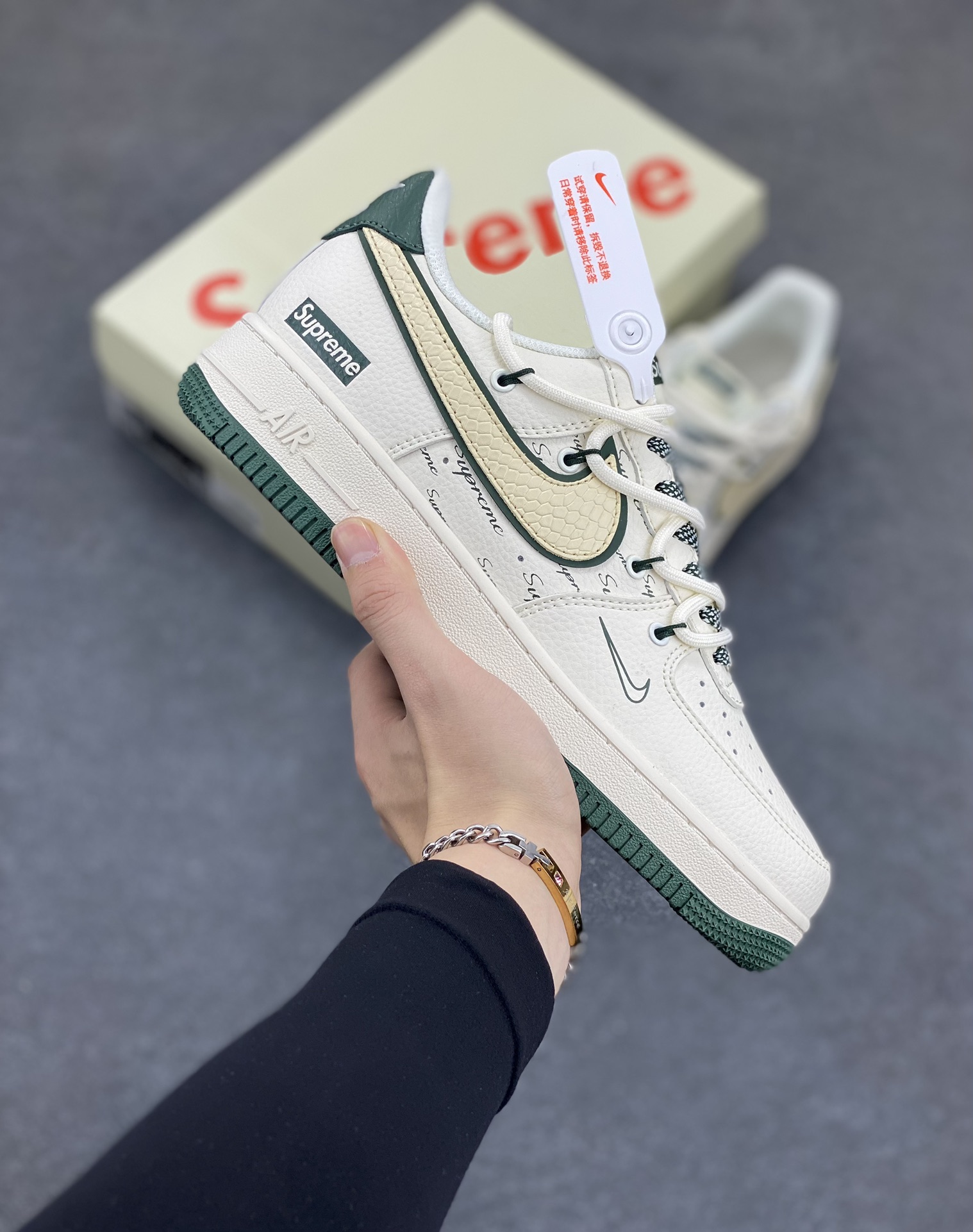 NIke Air Force 1 \’07 Low “Supreme联名——米绿抽绳”空军一号 低帮 运动鞋 休闲鞋 折边针车 工艺难度大 原楦头原纸板 原装鞋盒 定制五金配件 内置全掌气垫 原厂鞋底 货号:DM6868-057 尺码:36 36.5 37.5 38 38.5 39 40 40.5 41 42 42.5 43 44 44.5 45-选品中心