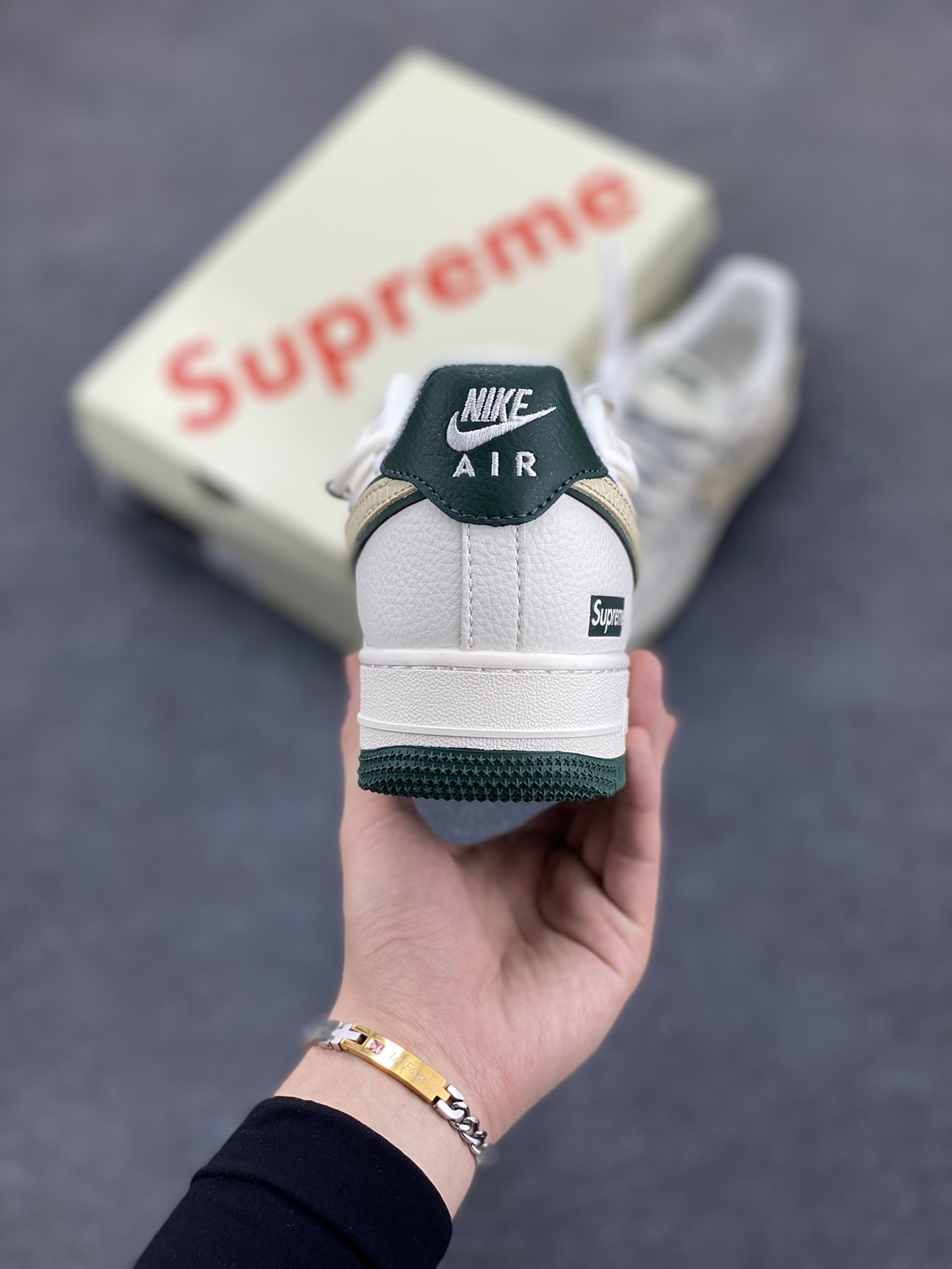 图片[4]-NIke Air Force 1 \’07 Low “Supreme联名——米绿抽绳”空军一号 低帮 运动鞋 休闲鞋 折边针车 工艺难度大 原楦头原纸板 原装鞋盒 定制五金配件 内置全掌气垫 原厂鞋底 货号：DM6868-057 尺码：36 36.5 37.5 38 38.5 39 40 40.5 41 42 42.5 43 44 44.5 45-选品中心