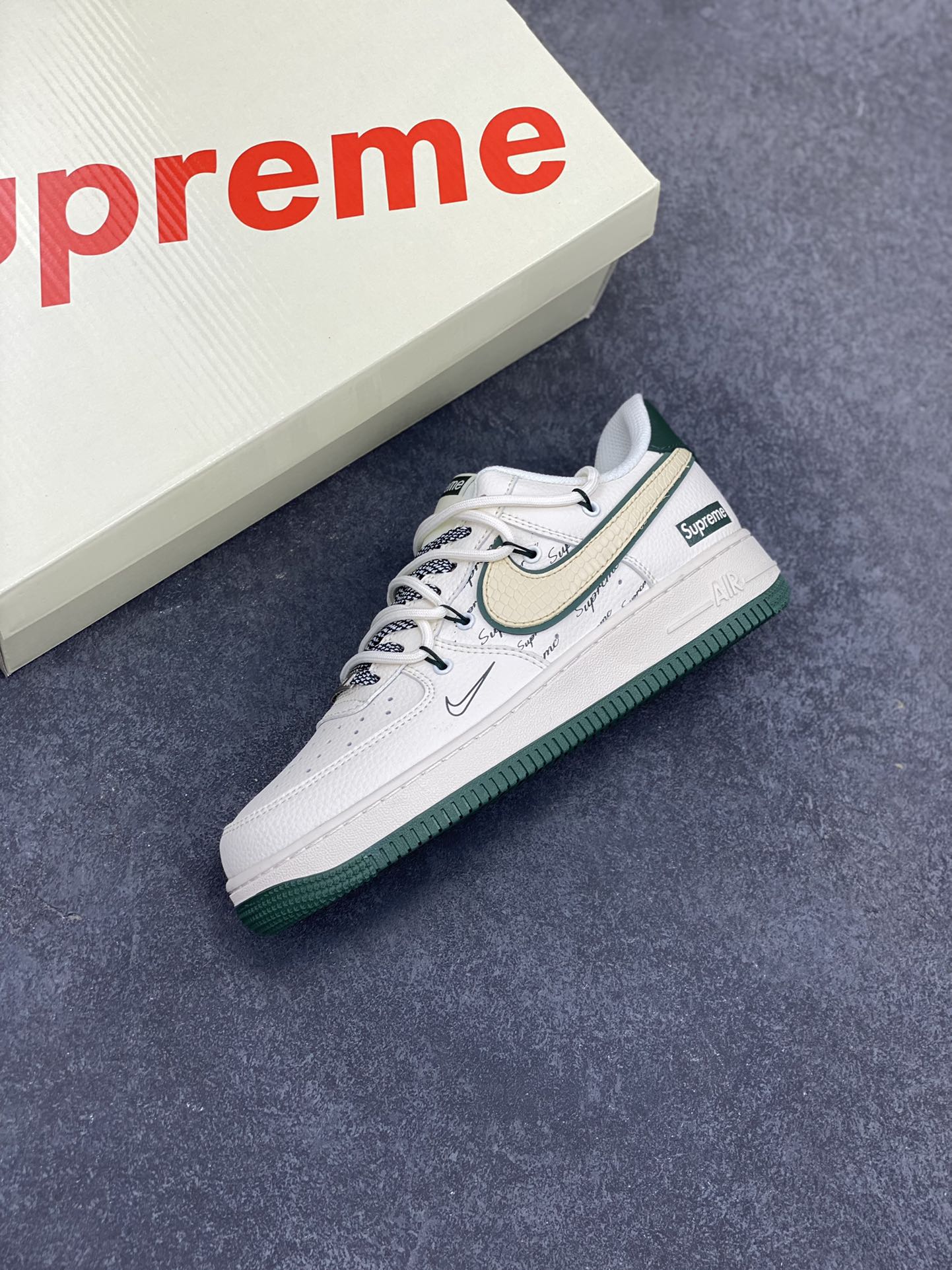 图片[7]-NIke Air Force 1 \’07 Low “Supreme联名——米绿抽绳”空军一号 低帮 运动鞋 休闲鞋 折边针车 工艺难度大 原楦头原纸板 原装鞋盒 定制五金配件 内置全掌气垫 原厂鞋底 货号：DM6868-057 尺码：36 36.5 37.5 38 38.5 39 40 40.5 41 42 42.5 43 44 44.5 45-选品中心