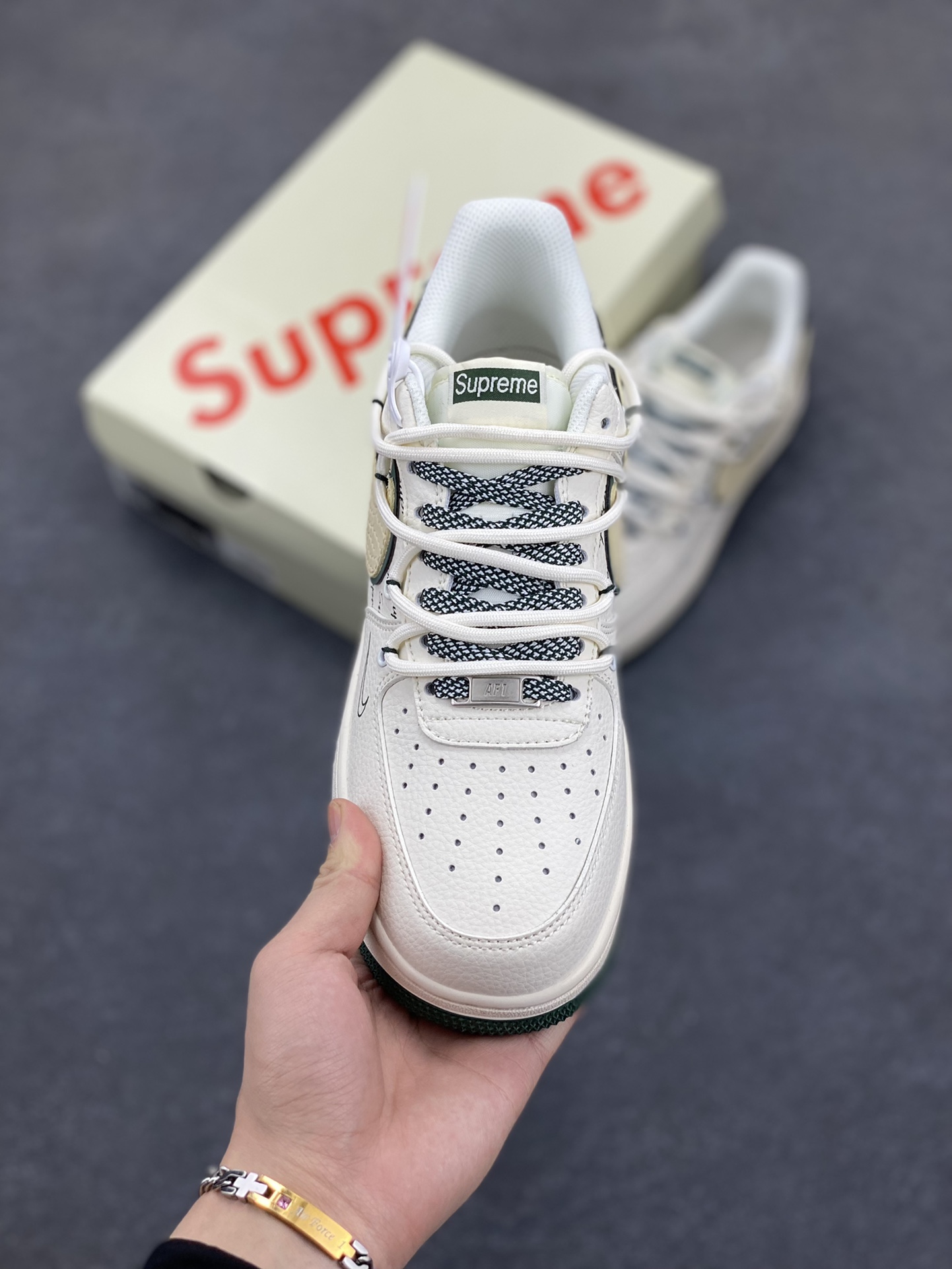 图片[2]-NIke Air Force 1 \’07 Low “Supreme联名——米绿抽绳”空军一号 低帮 运动鞋 休闲鞋 折边针车 工艺难度大 原楦头原纸板 原装鞋盒 定制五金配件 内置全掌气垫 原厂鞋底 货号：DM6868-057 尺码：36 36.5 37.5 38 38.5 39 40 40.5 41 42 42.5 43 44 44.5 45-选品中心