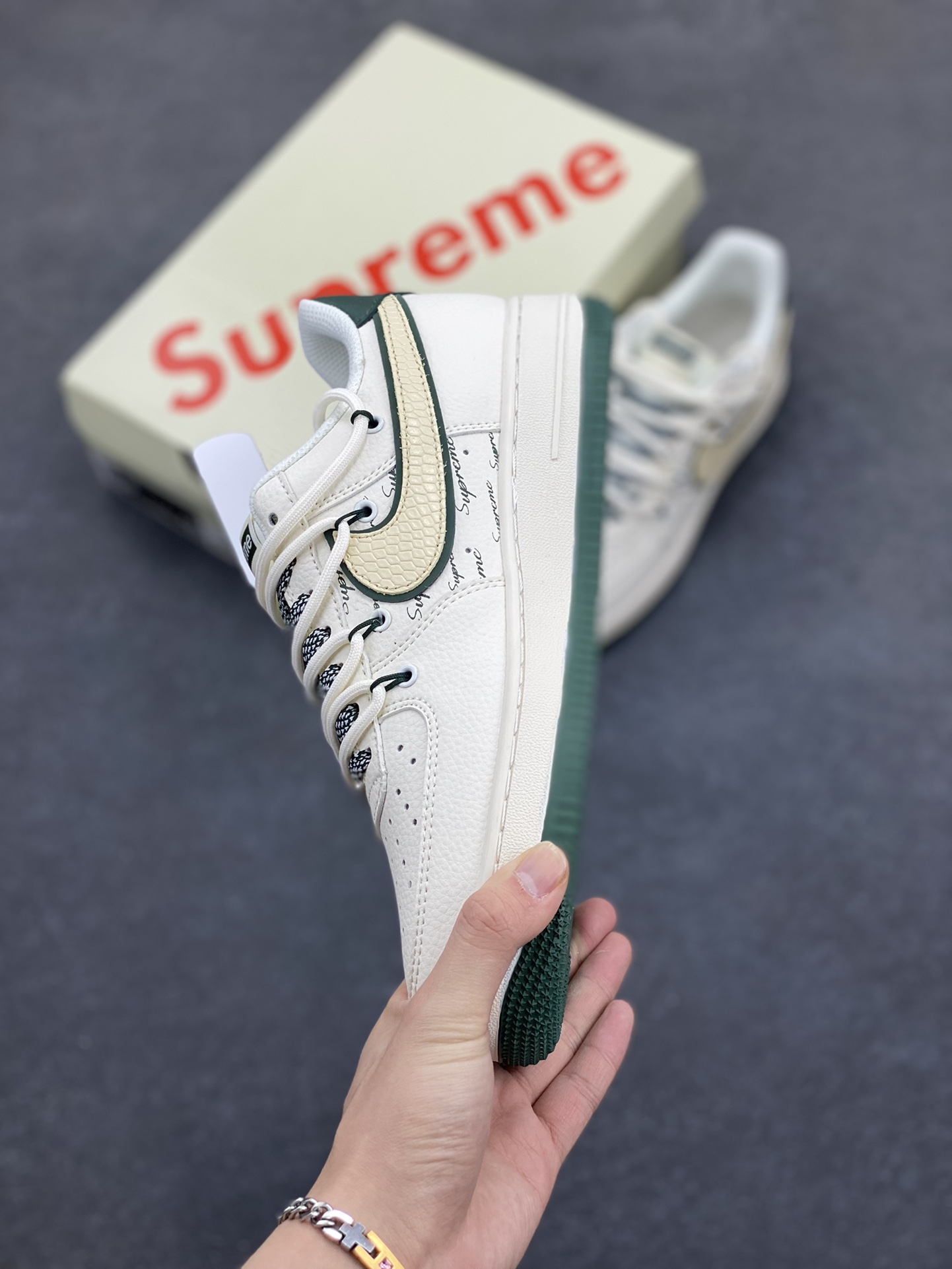 图片[3]-NIke Air Force 1 \’07 Low “Supreme联名——米绿抽绳”空军一号 低帮 运动鞋 休闲鞋 折边针车 工艺难度大 原楦头原纸板 原装鞋盒 定制五金配件 内置全掌气垫 原厂鞋底 货号：DM6868-057 尺码：36 36.5 37.5 38 38.5 39 40 40.5 41 42 42.5 43 44 44.5 45-选品中心