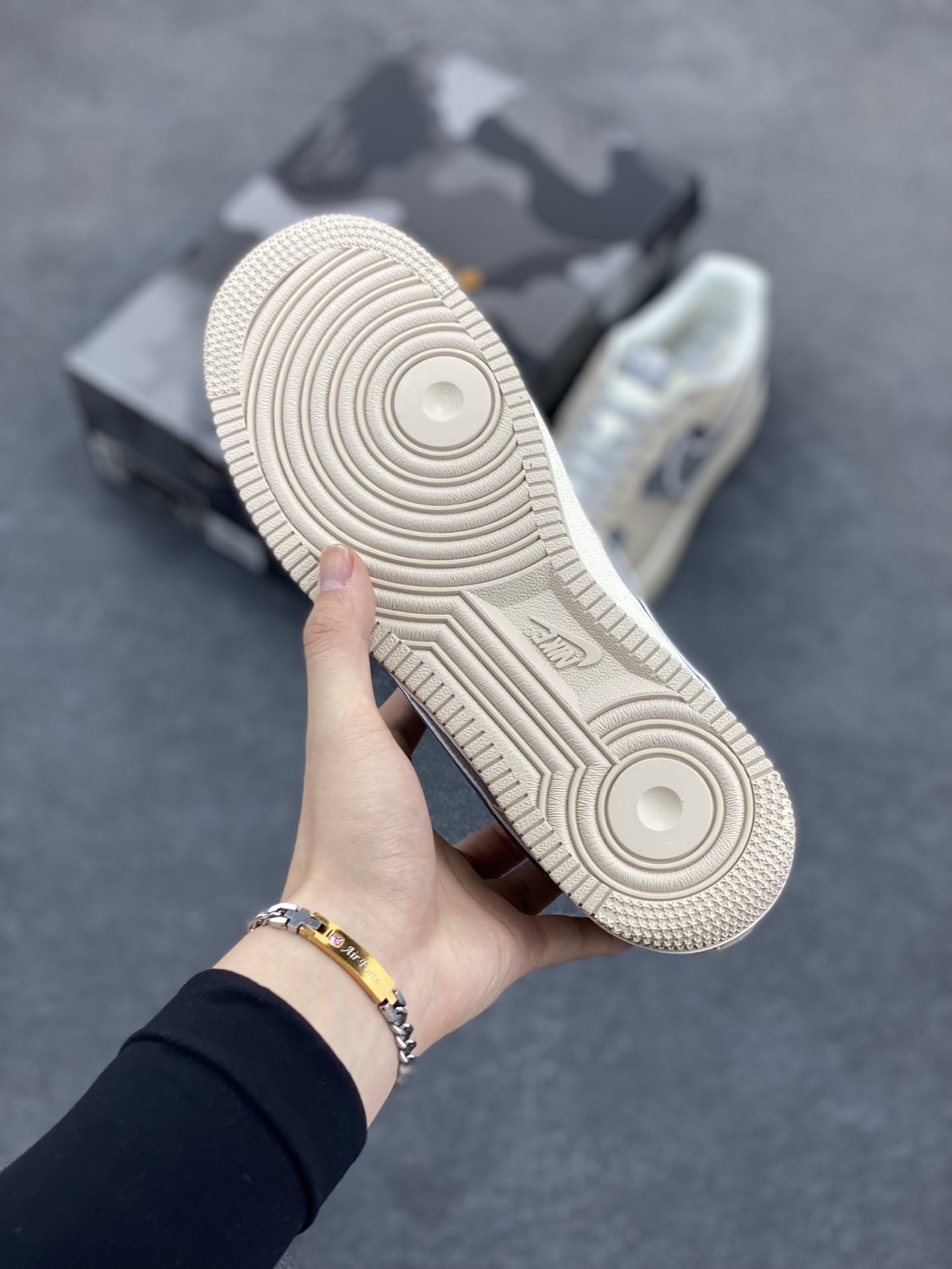 图片[5]-NIke Air Force 1 \’07 Low “Bape联名——裂纹灰咖”空军一号 低帮 运动鞋 休闲鞋 折边针车 工艺难度大 原楦头原纸板 原装鞋盒 定制五金配件 内置全掌气垫 原厂鞋底 货号：SJ6698-023 尺码：36 36.5 37.5 38 38.5 39 40 40.5 41 42 42.5 43 44 44.5 45-选品中心