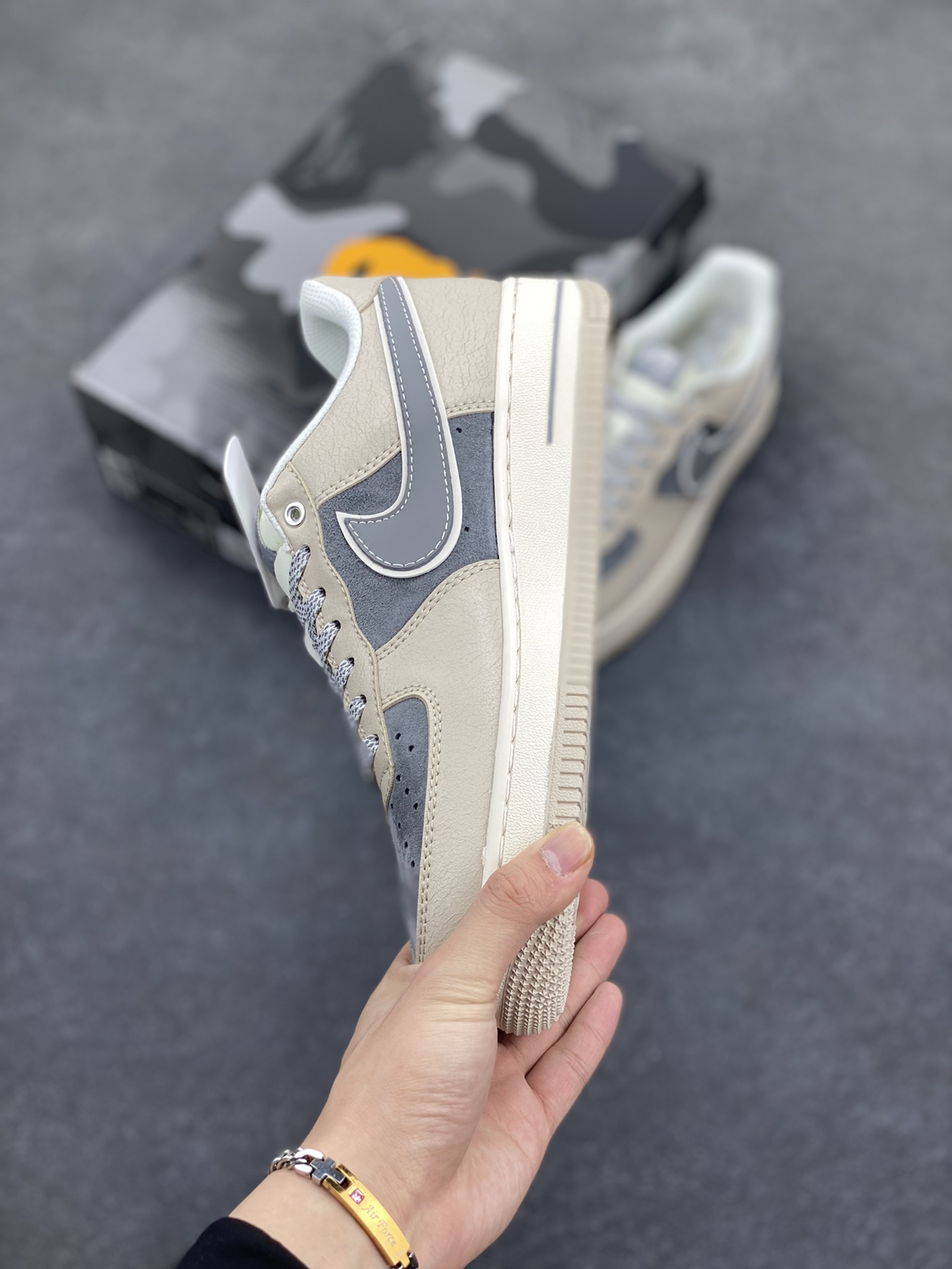 图片[3]-NIke Air Force 1 \’07 Low “Bape联名——裂纹灰咖”空军一号 低帮 运动鞋 休闲鞋 折边针车 工艺难度大 原楦头原纸板 原装鞋盒 定制五金配件 内置全掌气垫 原厂鞋底 货号：SJ6698-023 尺码：36 36.5 37.5 38 38.5 39 40 40.5 41 42 42.5 43 44 44.5 45-选品中心