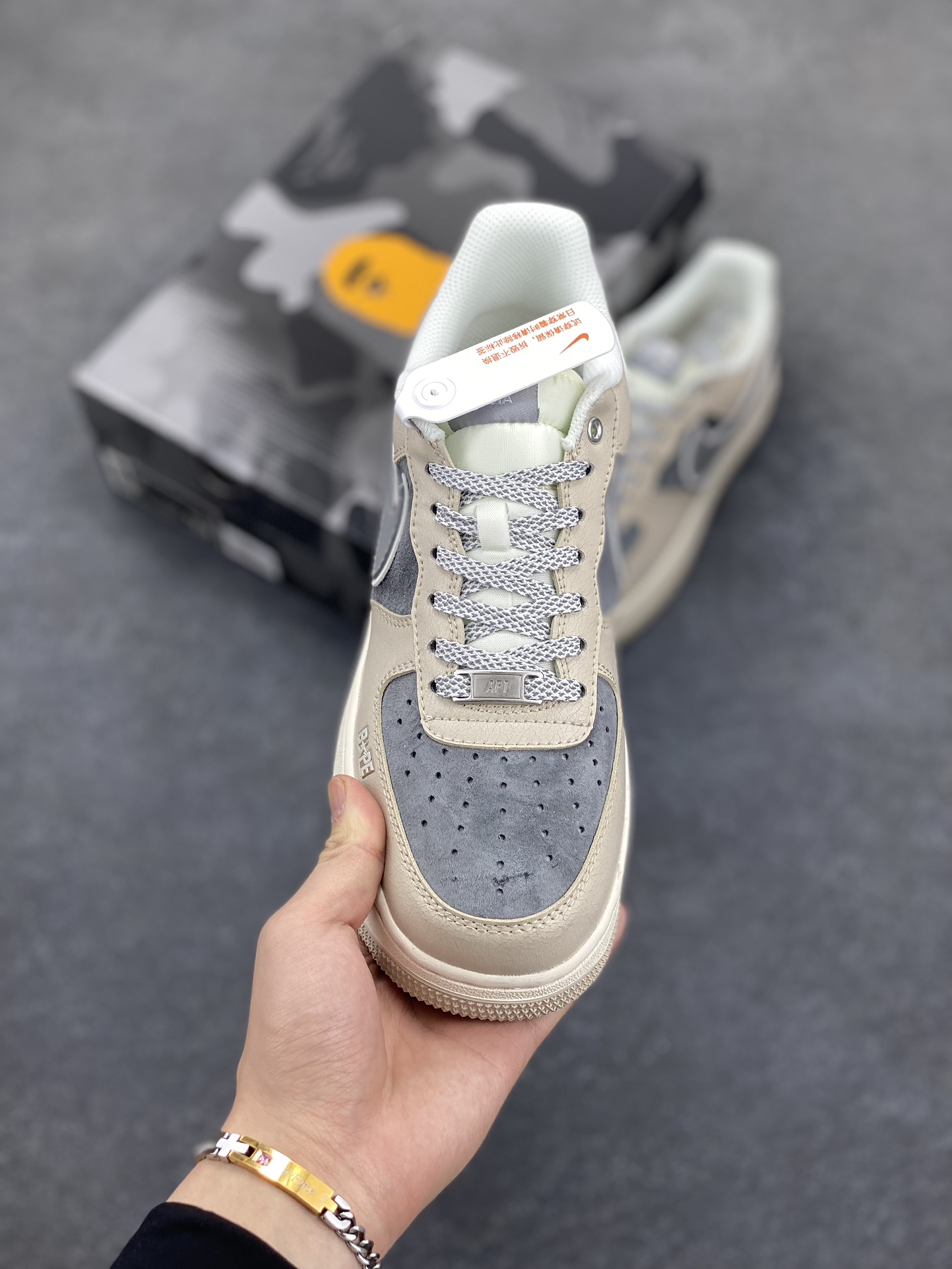 图片[2]-NIke Air Force 1 \’07 Low “Bape联名——裂纹灰咖”空军一号 低帮 运动鞋 休闲鞋 折边针车 工艺难度大 原楦头原纸板 原装鞋盒 定制五金配件 内置全掌气垫 原厂鞋底 货号：SJ6698-023 尺码：36 36.5 37.5 38 38.5 39 40 40.5 41 42 42.5 43 44 44.5 45-选品中心