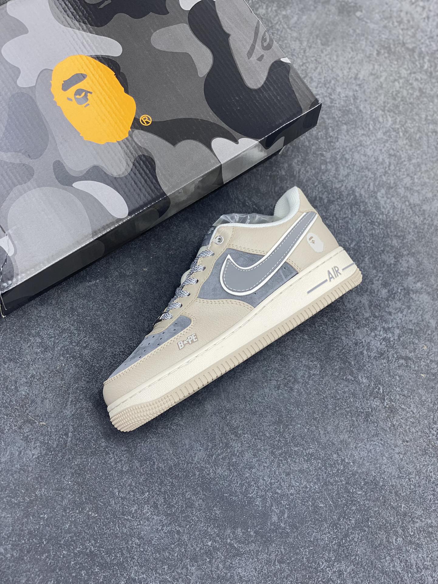 图片[7]-NIke Air Force 1 \’07 Low “Bape联名——裂纹灰咖”空军一号 低帮 运动鞋 休闲鞋 折边针车 工艺难度大 原楦头原纸板 原装鞋盒 定制五金配件 内置全掌气垫 原厂鞋底 货号：SJ6698-023 尺码：36 36.5 37.5 38 38.5 39 40 40.5 41 42 42.5 43 44 44.5 45-选品中心